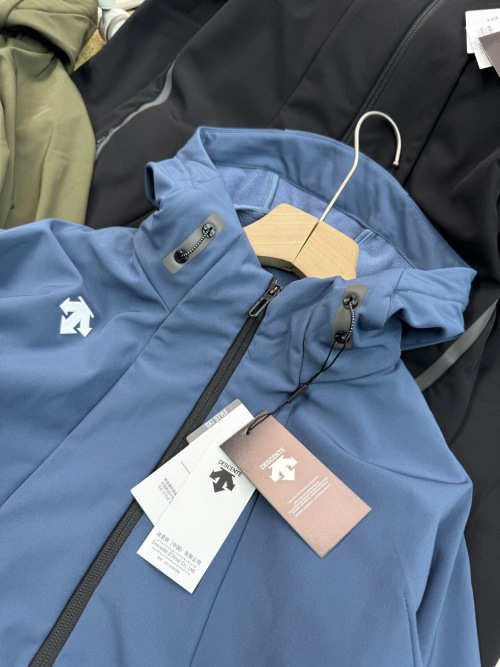Descente Men's Training Softshell Jacket Windproof Breathable Fleece Lined 1 Descente Men's Training Softshell Jacket Windproof Breathable Fleece Lined