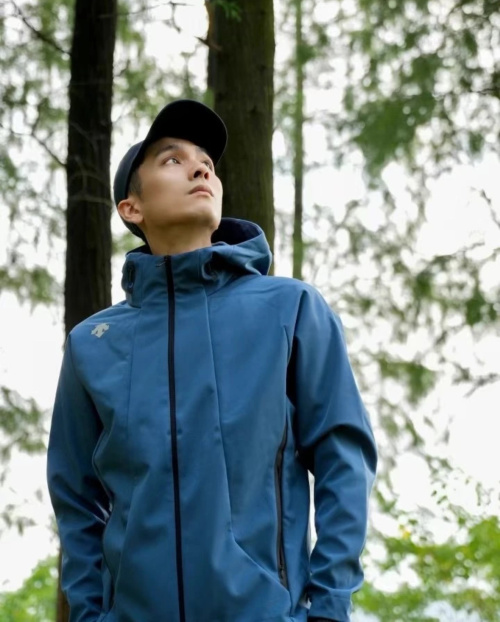 Descente Men's Woven Training Jacket: Windproof, Breathable, and Water-Repellent 1 Descente Men's Woven Training Jacket: Windproof, Breathable, and Water-Repellent