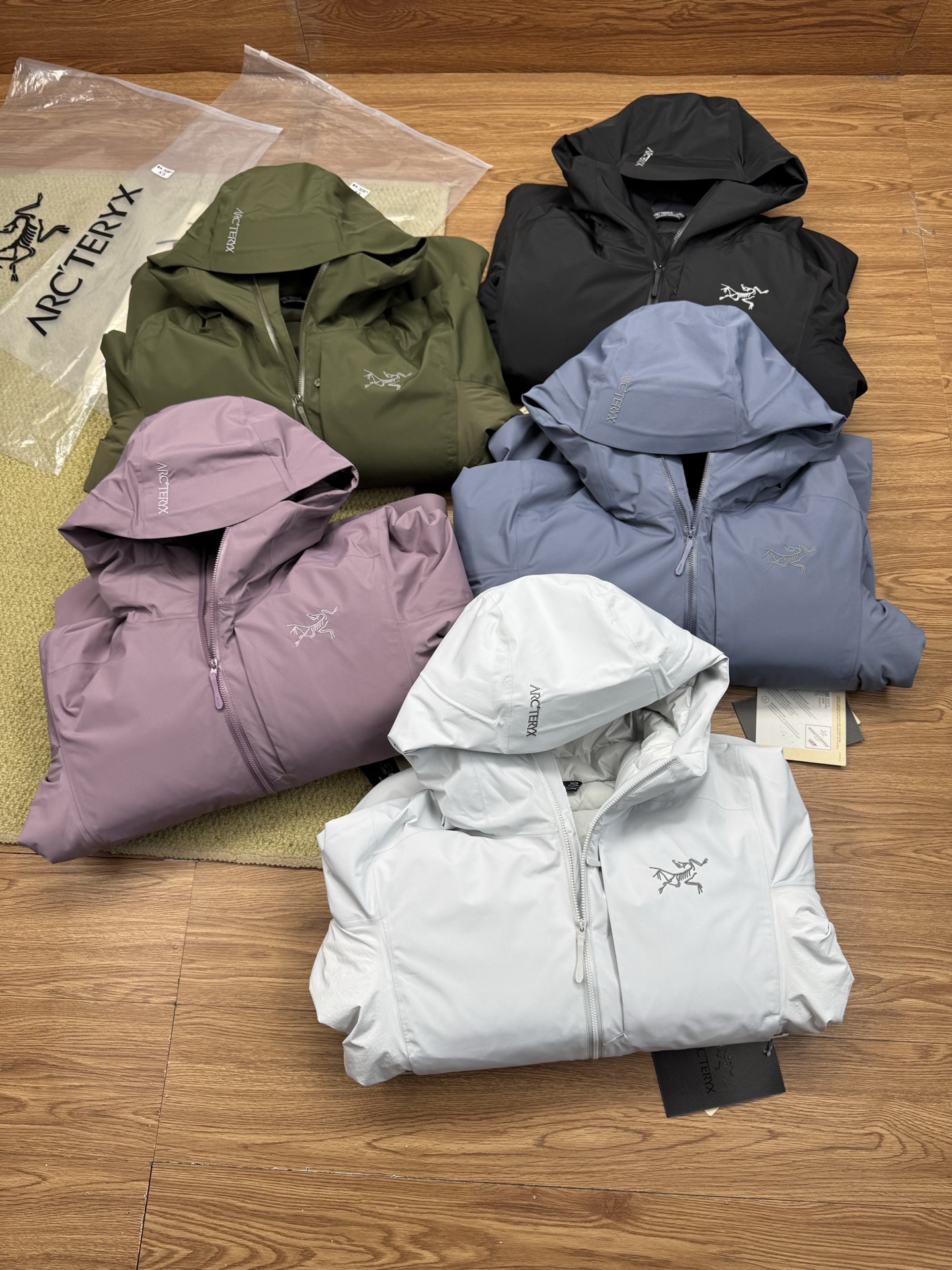 NO:691045,Arc'teryx Solano down jacket, this year's most representative lightweight white duck down jacket, is a design style that explores the coexistence of outdoor sports and urban leisure. It is extremely cold-proof and warm, giving you enough warm care in winter. Limited edition. Not available in China. Premium outdoor all-weather white duck down ski jacket. Pure original version, every detail is enough to shock your soul the moment you buy it. This down jacket, low temperature cannot stop your performance on curves.  The Solano jacket is designed to withstand cold weather. It not only has good thermal insulation performance, but also provides wind and rain protection, and has a condensed and elegant appearance. Fabric + Features: Filled with 750 fill power white duck down, it can also provide good comfort when the cold is raging, and the breathable GORE-TEX fabric can block the invasion of wind, rain and snow.  Low temperatures, cold winds, and light snowfall. The hoody keeps you warm, windproof and rainproof, allowing you to enjoy a whole day of outdoor life. The sleeves are made of PFAS-free GORE-TEX fabric, which can resist wind and rain. The lower back and armpits are made of lightweight elastic soft shell, which is more ventilated and breathable. 750 fill power white duck down protects the core warmth. The precision logo embroidery on the chest and hat is from Tajima machine imported from Japan. The workmanship is very exquisite. The inside is full of velvet and the surface is stitched.  No water leakage, no water leakage, customized for customers. There is a large pocket on the right side for storage, and a zipper pocket on the left. Adjustable buckles at the hem and hood, windproof and warm, free to adjust the comfort. Nylon fabric, spliced knitted fabric under the armpits, windproof and waterproof performance has been completely improved. It prevents the cold wind from outside from invading the inside at all. It is beyond the previous waterproof effect. Rain and snow are attached to the surface of the clothes for a long time, and there will be no problem of penetrating into the inside. Functional multi-pocket design  It is more convenient to carry items when traveling. All the pockets are closed with zippers. Fully customized Ykk tapered edges. Durable and will not tear due to excessive force. Color: black, retro green, interstellar purple, stealth gray, stratus blue. Size: XS S M L XL 2xl  M Shoulder width 45 Bust 118 Sleeve length 63 Clothes length 72 L Shoulder width 46 Bust 122 Sleeve length 64 Clothes length 7419860909始祖鸟索拉诺Solano羽绒服,本年度最具代表性的轻量化白鸭绒羽绒服 ,探索户外运动于城市休闲并存的一款设计风格 极致御寒保暖 给予你冬季足够温暖的呵护 限定版本 国内无售 高级户外全天候白鸭绒滑雪服 纯原版本,每一处细节 入手后的那一刻 足矣震撼你的心灵 ,这款羽绒服 低温无法阻挡你在弯道上的表现. Solano夹克为抵御寒冷天气而设计,不仅具有良好的保暖性能,还可提供防风雨保护,外观也凝练优雅. 面料+特点 采用750蓬松度白鸭绒填充,在严寒肆虐之时也可提供良好的舒适性, 透气 GORE-TEX 面料可遮蔽风、雨、雪的侵袭. 低温、寒风、轻度降雪.连帽衣锁温保暖、防风防雨,让你享受一整天的户外生活.袖子采用不含PFAS的GORE-TEX面料,可以抵御风雨.下背部和腋下采用轻量的弹力软壳,更加通风透气.750蓬松度白鸭绒守护核心温暖. 胸前和帽子精密logo刺绣来自日本进口田岛机器 做工非常精致 内里充绒饱满,表层走针 丝毫不渗水 不漏水 客供定制专属 内侧右边有一个大口袋可收纳,左边有一个拉链口袋. 下摆、兜帽多处可调节扣绳,防风保暖,自由调整舒适度 锦纶面料,腋下拼接针织面料,防风 防水性能得到全新的提升 让外部寒风低温 入侵不到内部丝毫 超脱以往的防水效果 雨雪长时间附于衣服表层,也不会有任何往内部渗透问题 功能性多口袋设计 出行携带物品更加方便 全身口袋都采用拉链闭合方式 全定制Ykk 压胶走边 耐用且不会有用力过度 出现撕裂现象 颜色黑、复古绿、星际紫 隐秘灰 层云蓝 尺码XS S M L XL 2xl XS肩宽43胸围110袖长61衣长69 S肩宽44胸围114袖长62衣长70 M肩宽45胸围118袖长63衣长72 L肩宽46胸围122袖长64衣长74 XL肩宽47胸围126袖长65衣76 2xl肩宽48胸围130袖长66衣78,arc'teryx,jackets & coats,down jacket,hats,,Men's clothing