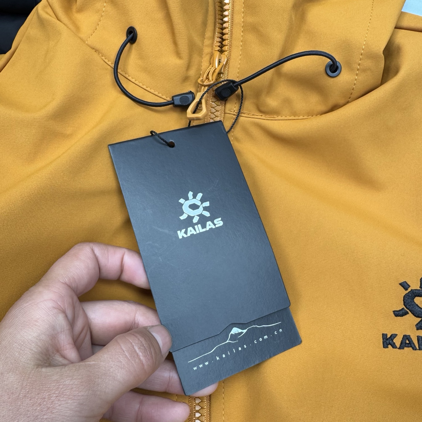 355💰
  凯乐石三合一羽绒冲锋衣【可拆卸羽绒内胆单穿】（纯原臻品）
  凯乐石 KAILAS MONT - X 三合一系列运动户外全天候硬壳专业防水防风透气登山男女同款-上身效果超赞颜色百搭
   热度款一件难求！凯乐石 MONT X ，为应对极端突变天气而生。
   硬壳耐磨耐造，袖口、衣内也均设有口袋。腋下拉链更加透气，还有可拆卸防风裙。性能很高。高开交叉口袋扩容设计背负状态下也能轻松取物！
   360°三维风帽帽随脸动视野无阻碍可兼容！高领设计增强保暖性颈部拉链可在运动中快速调节体温！
   3D立体剪裁工艺贴合亚洲人身形更适合登山、滑雪、攀冰等高山活动令面料更加贴合身体曲线有效提高了吸湿排汗性能和保暖性能同时模拟攀登姿势设计让运动中的身体拥有更多的灵活性没有任何束缚感！
   MONT-X中国山地色硬壳冲锋衣，鲜艳靓丽的颜色在雪白的背景下真的太赞了~非常的亮眼，不说也很帅气十足，新色绒蒿粉是来自贡嘎雪山上绽放的“离天空最近的花朵”的颜色，代表着在高原氧气稀薄的地方依旧势不可挡的生命力。
不仅颜色好看，性能也超赞的!这件硬壳冲锋衣除了户外必须的防风防水面料外，腰间还配置了防风裙的设计，可以防止风雪的灌入，所以说真的太适合滑雪了!K  L
颜色：冰川蓝，活力黑，复古绿向日葵色  
尺码：M-3XL

尺码   胸围    肩宽    袖长   推荐身高	推荐体重	
M       56        46     60     160-170  105-125
L         58       47.5   61.5  165-175   125-145
XL       60       49      63    170-180  145-165
2XL     62       50.5   64    175-185   165-185
3XL     64       52      64.5  180-190  185-205
