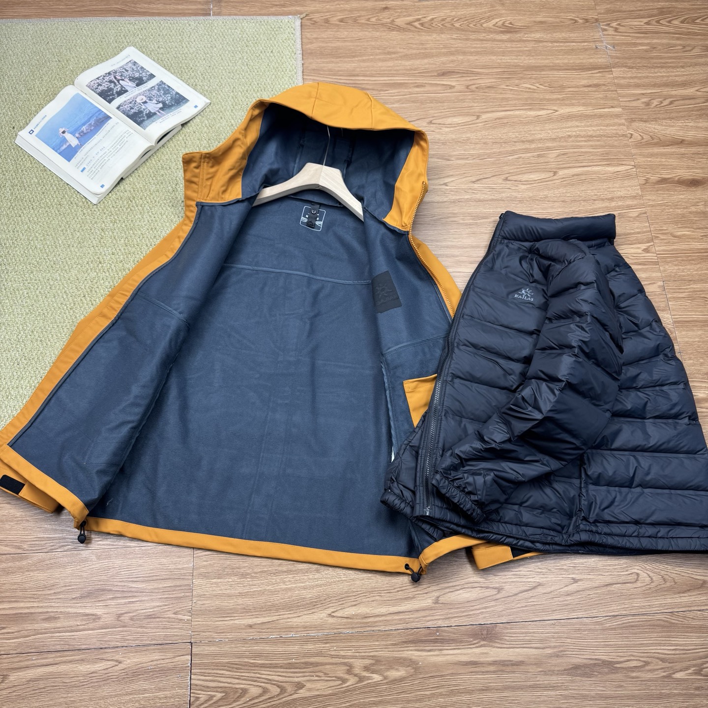 355💰
  凯乐石三合一羽绒冲锋衣【可拆卸羽绒内胆单穿】（纯原臻品）
  凯乐石 KAILAS MONT - X 三合一系列运动户外全天候硬壳专业防水防风透气登山男女同款-上身效果超赞颜色百搭
   热度款一件难求！凯乐石 MONT X ，为应对极端突变天气而生。
   硬壳耐磨耐造，袖口、衣内也均设有口袋。腋下拉链更加透气，还有可拆卸防风裙。性能很高。高开交叉口袋扩容设计背负状态下也能轻松取物！
   360°三维风帽帽随脸动视野无阻碍可兼容！高领设计增强保暖性颈部拉链可在运动中快速调节体温！
   3D立体剪裁工艺贴合亚洲人身形更适合登山、滑雪、攀冰等高山活动令面料更加贴合身体曲线有效提高了吸湿排汗性能和保暖性能同时模拟攀登姿势设计让运动中的身体拥有更多的灵活性没有任何束缚感！
   MONT-X中国山地色硬壳冲锋衣，鲜艳靓丽的颜色在雪白的背景下真的太赞了~非常的亮眼，不说也很帅气十足，新色绒蒿粉是来自贡嘎雪山上绽放的“离天空最近的花朵”的颜色，代表着在高原氧气稀薄的地方依旧势不可挡的生命力。
不仅颜色好看，性能也超赞的!这件硬壳冲锋衣除了户外必须的防风防水面料外，腰间还配置了防风裙的设计，可以防止风雪的灌入，所以说真的太适合滑雪了!K  L
颜色：冰川蓝，活力黑，复古绿向日葵色  
尺码：M-3XL

尺码   胸围    肩宽    袖长   推荐身高	推荐体重	
M       56        46     60     160-170  105-125
L         58       47.5   61.5  165-175   125-145
XL       60       49      63    170-180  145-165
2XL     62       50.5   64    175-185   165-185
3XL     64       52      64.5  180-190  185-205
