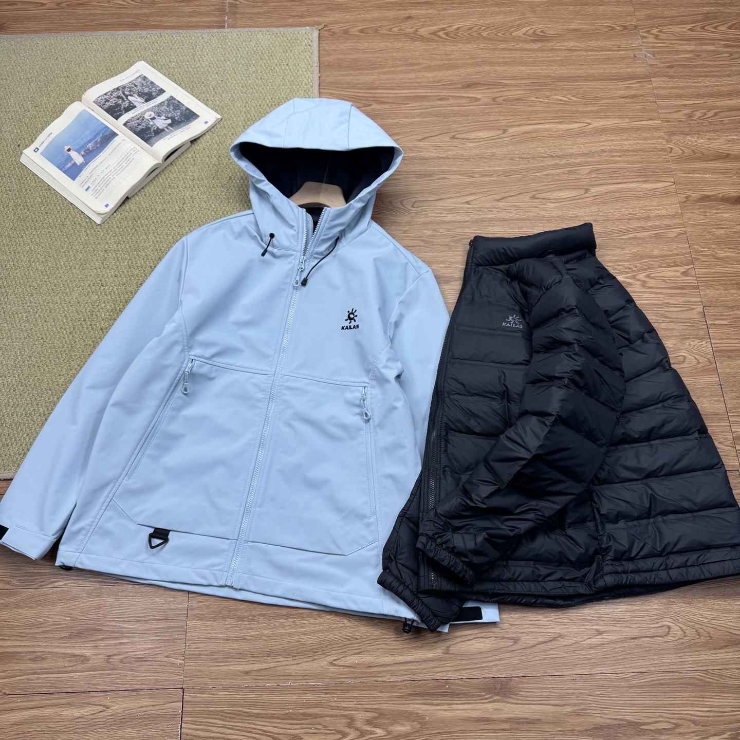 355💰
  凯乐石三合一羽绒冲锋衣【可拆卸羽绒内胆单穿】（纯原臻品）
  凯乐石 KAILAS MONT - X 三合一系列运动户外全天候硬壳专业防水防风透气登山男女同款-上身效果超赞颜色百搭
   热度款一件难求！凯乐石 MONT X ，为应对极端突变天气而生。
   硬壳耐磨耐造，袖口、衣内也均设有口袋。腋下拉链更加透气，还有可拆卸防风裙。性能很高。高开交叉口袋扩容设计背负状态下也能轻松取物！
   360°三维风帽帽随脸动视野无阻碍可兼容！高领设计增强保暖性颈部拉链可在运动中快速调节体温！
   3D立体剪裁工艺贴合亚洲人身形更适合登山、滑雪、攀冰等高山活动令面料更加贴合身体曲线有效提高了吸湿排汗性能和保暖性能同时模拟攀登姿势设计让运动中的身体拥有更多的灵活性没有任何束缚感！
   MONT-X中国山地色硬壳冲锋衣，鲜艳靓丽的颜色在雪白的背景下真的太赞了~非常的亮眼，不说也很帅气十足，新色绒蒿粉是来自贡嘎雪山上绽放的“离天空最近的花朵”的颜色，代表着在高原氧气稀薄的地方依旧势不可挡的生命力。
不仅颜色好看，性能也超赞的!这件硬壳冲锋衣除了户外必须的防风防水面料外，腰间还配置了防风裙的设计，可以防止风雪的灌入，所以说真的太适合滑雪了!K  L
颜色：冰川蓝，活力黑，复古绿向日葵色  
尺码：M-3XL

尺码   胸围    肩宽    袖长   推荐身高	推荐体重	
M       56        46     60     160-170  105-125
L         58       47.5   61.5  165-175   125-145
XL       60       49      63    170-180  145-165
2XL     62       50.5   64    175-185   165-185
3XL     64       52      64.5  180-190  185-205
