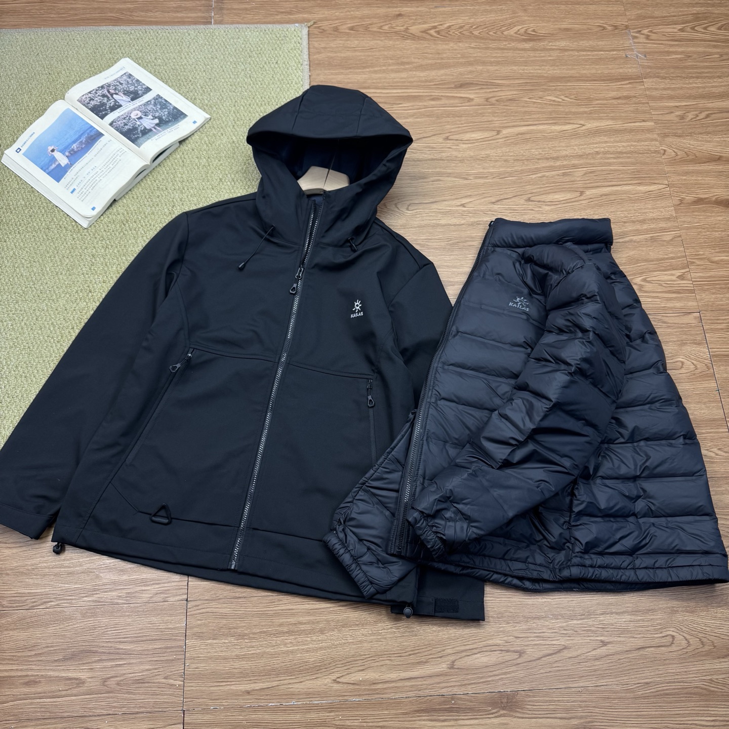 355💰
  凯乐石三合一羽绒冲锋衣【可拆卸羽绒内胆单穿】（纯原臻品）
  凯乐石 KAILAS MONT - X 三合一系列运动户外全天候硬壳专业防水防风透气登山男女同款-上身效果超赞颜色百搭
   热度款一件难求！凯乐石 MONT X ，为应对极端突变天气而生。
   硬壳耐磨耐造，袖口、衣内也均设有口袋。腋下拉链更加透气，还有可拆卸防风裙。性能很高。高开交叉口袋扩容设计背负状态下也能轻松取物！
   360°三维风帽帽随脸动视野无阻碍可兼容！高领设计增强保暖性颈部拉链可在运动中快速调节体温！
   3D立体剪裁工艺贴合亚洲人身形更适合登山、滑雪、攀冰等高山活动令面料更加贴合身体曲线有效提高了吸湿排汗性能和保暖性能同时模拟攀登姿势设计让运动中的身体拥有更多的灵活性没有任何束缚感！
   MONT-X中国山地色硬壳冲锋衣，鲜艳靓丽的颜色在雪白的背景下真的太赞了~非常的亮眼，不说也很帅气十足，新色绒蒿粉是来自贡嘎雪山上绽放的“离天空最近的花朵”的颜色，代表着在高原氧气稀薄的地方依旧势不可挡的生命力。
不仅颜色好看，性能也超赞的!这件硬壳冲锋衣除了户外必须的防风防水面料外，腰间还配置了防风裙的设计，可以防止风雪的灌入，所以说真的太适合滑雪了!K  L
颜色：冰川蓝，活力黑，复古绿向日葵色  
尺码：M-3XL

尺码   胸围    肩宽    袖长   推荐身高	推荐体重	
M       56        46     60     160-170  105-125
L         58       47.5   61.5  165-175   125-145
XL       60       49      63    170-180  145-165
2XL     62       50.5   64    175-185   165-185
3XL     64       52      64.5  180-190  185-205
