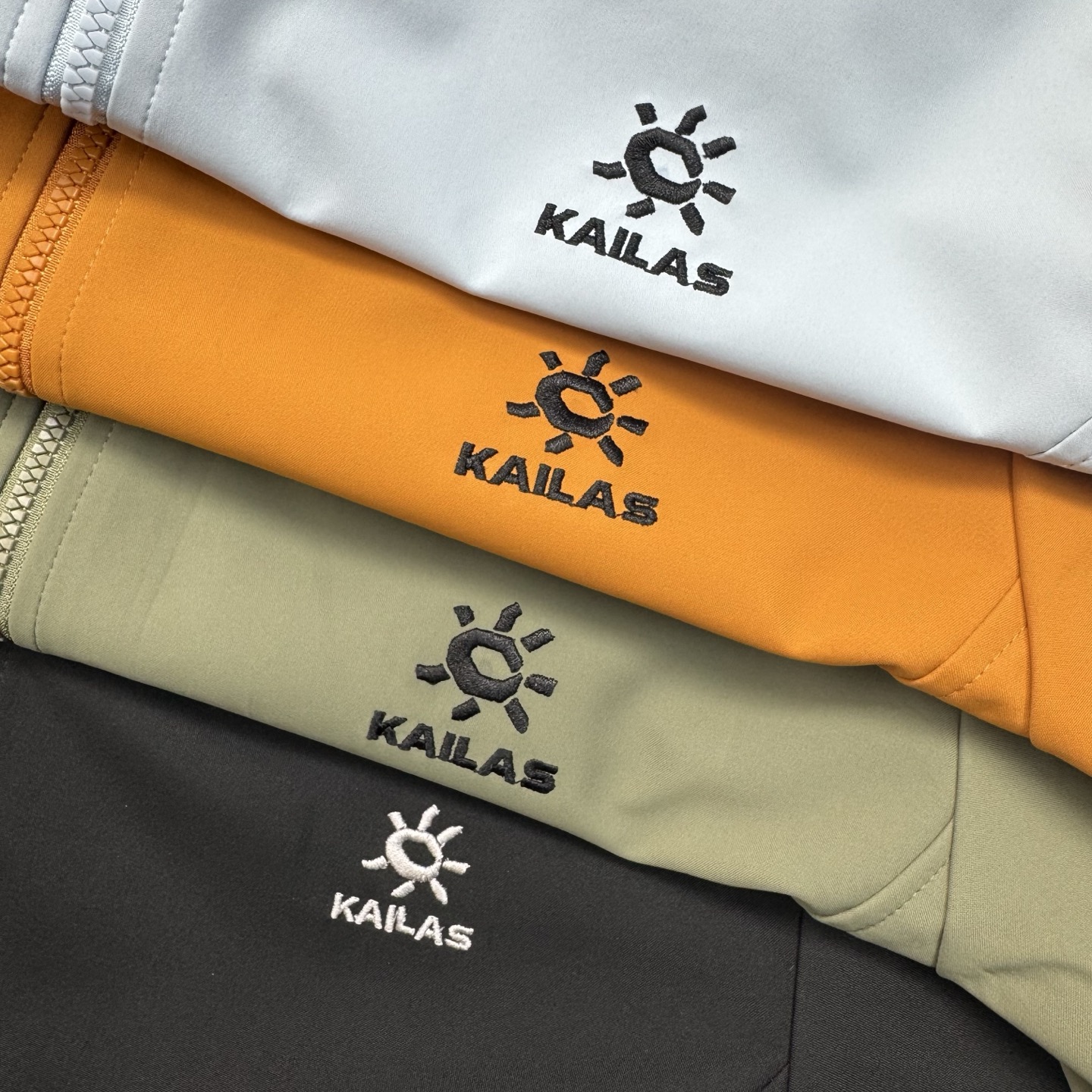 355💰
  凯乐石三合一羽绒冲锋衣【可拆卸羽绒内胆单穿】（纯原臻品）
  凯乐石 KAILAS MONT - X 三合一系列运动户外全天候硬壳专业防水防风透气登山男女同款-上身效果超赞颜色百搭
   热度款一件难求！凯乐石 MONT X ，为应对极端突变天气而生。
   硬壳耐磨耐造，袖口、衣内也均设有口袋。腋下拉链更加透气，还有可拆卸防风裙。性能很高。高开交叉口袋扩容设计背负状态下也能轻松取物！
   360°三维风帽帽随脸动视野无阻碍可兼容！高领设计增强保暖性颈部拉链可在运动中快速调节体温！
   3D立体剪裁工艺贴合亚洲人身形更适合登山、滑雪、攀冰等高山活动令面料更加贴合身体曲线有效提高了吸湿排汗性能和保暖性能同时模拟攀登姿势设计让运动中的身体拥有更多的灵活性没有任何束缚感！
   MONT-X中国山地色硬壳冲锋衣，鲜艳靓丽的颜色在雪白的背景下真的太赞了~非常的亮眼，不说也很帅气十足，新色绒蒿粉是来自贡嘎雪山上绽放的“离天空最近的花朵”的颜色，代表着在高原氧气稀薄的地方依旧势不可挡的生命力。
不仅颜色好看，性能也超赞的!这件硬壳冲锋衣除了户外必须的防风防水面料外，腰间还配置了防风裙的设计，可以防止风雪的灌入，所以说真的太适合滑雪了!K  L
颜色：冰川蓝，活力黑，复古绿向日葵色  
尺码：M-3XL

尺码   胸围    肩宽    袖长   推荐身高	推荐体重	
M       56        46     60     160-170  105-125
L         58       47.5   61.5  165-175   125-145
XL       60       49      63    170-180  145-165
2XL     62       50.5   64    175-185   165-185
3XL     64       52      64.5  180-190  185-205
