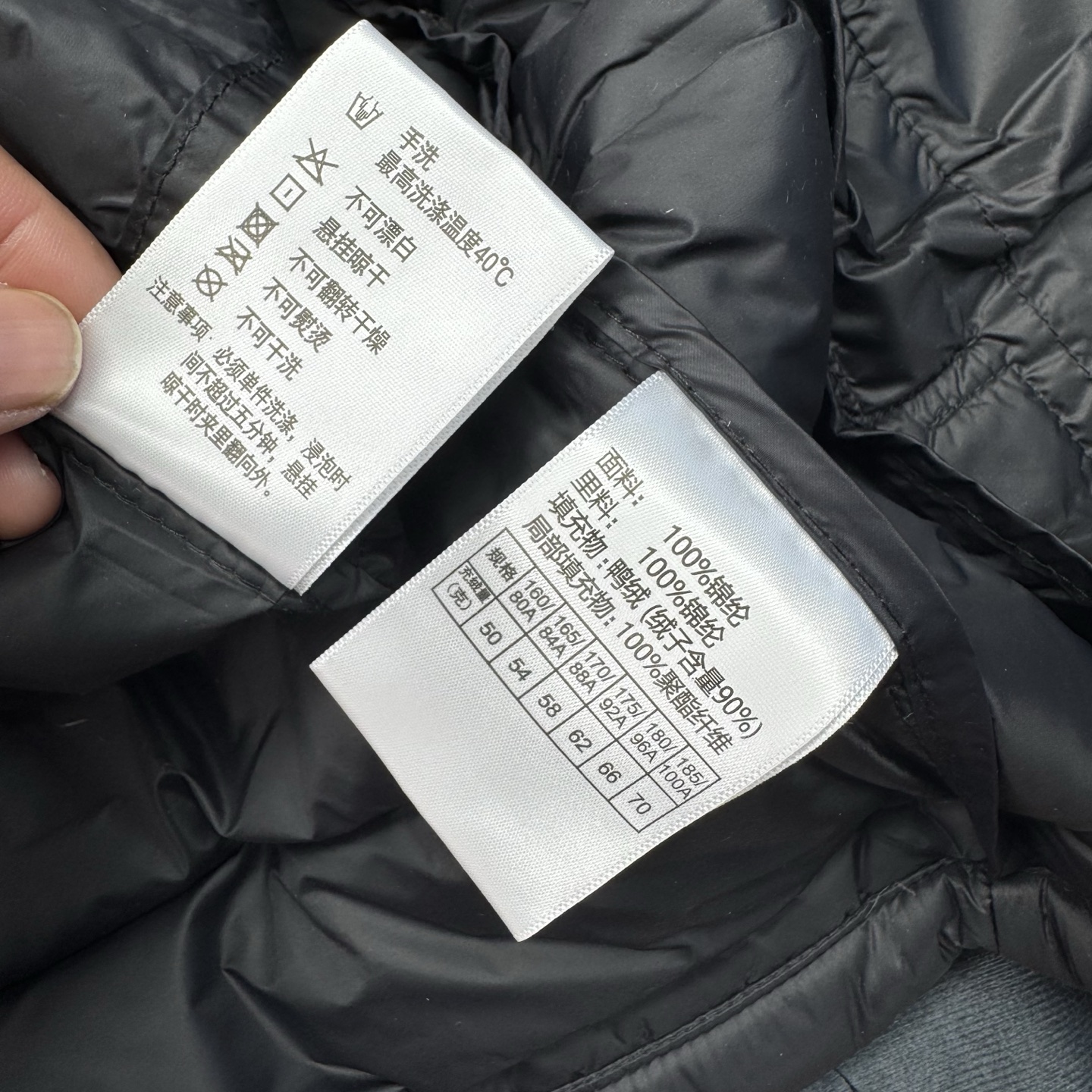 355💰
  凯乐石三合一羽绒冲锋衣【可拆卸羽绒内胆单穿】（纯原臻品）
  凯乐石 KAILAS MONT - X 三合一系列运动户外全天候硬壳专业防水防风透气登山男女同款-上身效果超赞颜色百搭
   热度款一件难求！凯乐石 MONT X ，为应对极端突变天气而生。
   硬壳耐磨耐造，袖口、衣内也均设有口袋。腋下拉链更加透气，还有可拆卸防风裙。性能很高。高开交叉口袋扩容设计背负状态下也能轻松取物！
   360°三维风帽帽随脸动视野无阻碍可兼容！高领设计增强保暖性颈部拉链可在运动中快速调节体温！
   3D立体剪裁工艺贴合亚洲人身形更适合登山、滑雪、攀冰等高山活动令面料更加贴合身体曲线有效提高了吸湿排汗性能和保暖性能同时模拟攀登姿势设计让运动中的身体拥有更多的灵活性没有任何束缚感！
   MONT-X中国山地色硬壳冲锋衣，鲜艳靓丽的颜色在雪白的背景下真的太赞了~非常的亮眼，不说也很帅气十足，新色绒蒿粉是来自贡嘎雪山上绽放的“离天空最近的花朵”的颜色，代表着在高原氧气稀薄的地方依旧势不可挡的生命力。
不仅颜色好看，性能也超赞的!这件硬壳冲锋衣除了户外必须的防风防水面料外，腰间还配置了防风裙的设计，可以防止风雪的灌入，所以说真的太适合滑雪了!K  L
颜色：冰川蓝，活力黑，复古绿向日葵色  
尺码：M-3XL

尺码   胸围    肩宽    袖长   推荐身高	推荐体重	
M       56        46     60     160-170  105-125
L         58       47.5   61.5  165-175   125-145
XL       60       49      63    170-180  145-165
2XL     62       50.5   64    175-185   165-185
3XL     64       52      64.5  180-190  185-205
