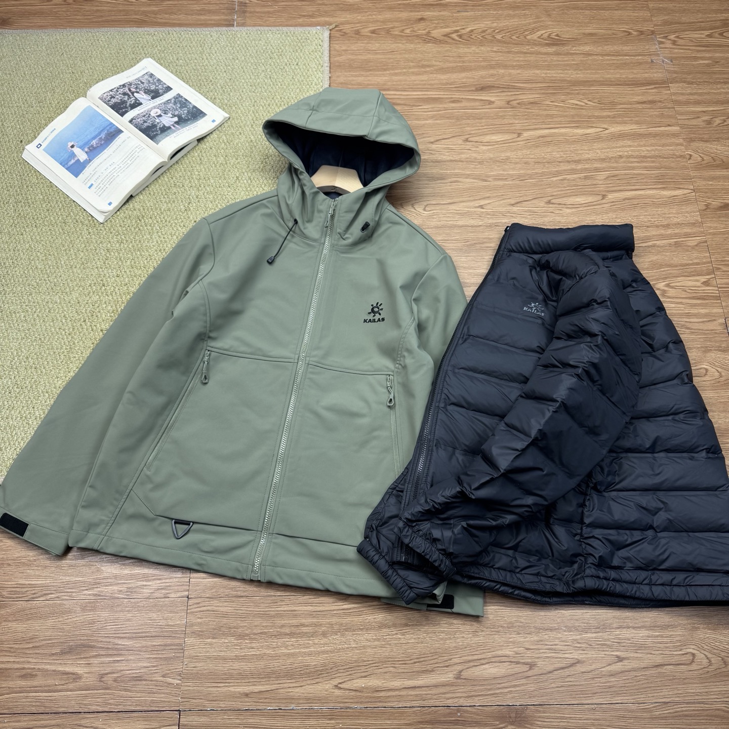 355💰
  凯乐石三合一羽绒冲锋衣【可拆卸羽绒内胆单穿】（纯原臻品）
  凯乐石 KAILAS MONT - X 三合一系列运动户外全天候硬壳专业防水防风透气登山男女同款-上身效果超赞颜色百搭
   热度款一件难求！凯乐石 MONT X ，为应对极端突变天气而生。
   硬壳耐磨耐造，袖口、衣内也均设有口袋。腋下拉链更加透气，还有可拆卸防风裙。性能很高。高开交叉口袋扩容设计背负状态下也能轻松取物！
   360°三维风帽帽随脸动视野无阻碍可兼容！高领设计增强保暖性颈部拉链可在运动中快速调节体温！
   3D立体剪裁工艺贴合亚洲人身形更适合登山、滑雪、攀冰等高山活动令面料更加贴合身体曲线有效提高了吸湿排汗性能和保暖性能同时模拟攀登姿势设计让运动中的身体拥有更多的灵活性没有任何束缚感！
   MONT-X中国山地色硬壳冲锋衣，鲜艳靓丽的颜色在雪白的背景下真的太赞了~非常的亮眼，不说也很帅气十足，新色绒蒿粉是来自贡嘎雪山上绽放的“离天空最近的花朵”的颜色，代表着在高原氧气稀薄的地方依旧势不可挡的生命力。
不仅颜色好看，性能也超赞的!这件硬壳冲锋衣除了户外必须的防风防水面料外，腰间还配置了防风裙的设计，可以防止风雪的灌入，所以说真的太适合滑雪了!K  L
颜色：冰川蓝，活力黑，复古绿向日葵色  
尺码：M-3XL

尺码   胸围    肩宽    袖长   推荐身高	推荐体重	
M       56        46     60     160-170  105-125
L         58       47.5   61.5  165-175   125-145
XL       60       49      63    170-180  145-165
2XL     62       50.5   64    175-185   165-185
3XL     64       52      64.5  180-190  185-205
