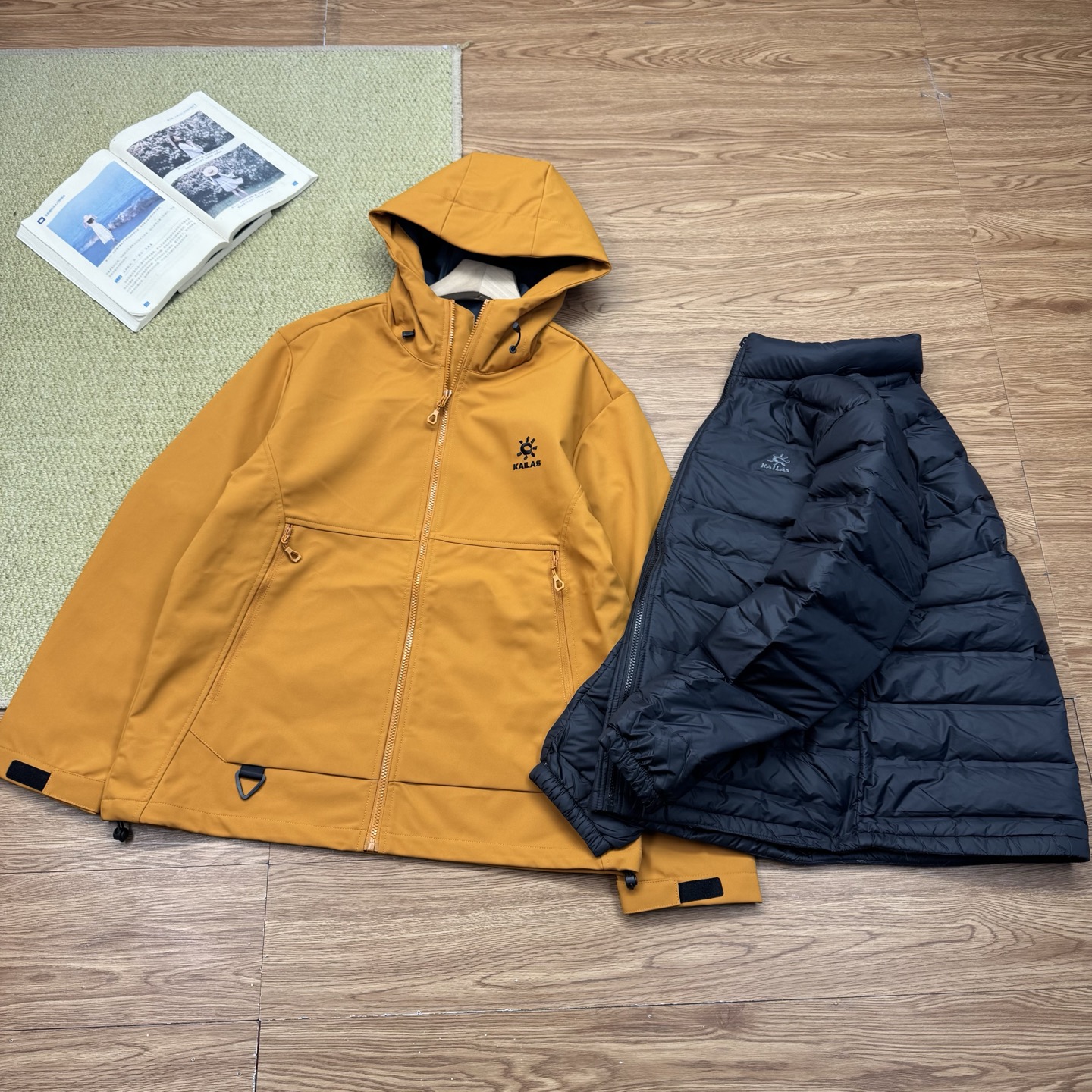 355💰
  凯乐石三合一羽绒冲锋衣【可拆卸羽绒内胆单穿】（纯原臻品）
  凯乐石 KAILAS MONT - X 三合一系列运动户外全天候硬壳专业防水防风透气登山男女同款-上身效果超赞颜色百搭
   热度款一件难求！凯乐石 MONT X ，为应对极端突变天气而生。
   硬壳耐磨耐造，袖口、衣内也均设有口袋。腋下拉链更加透气，还有可拆卸防风裙。性能很高。高开交叉口袋扩容设计背负状态下也能轻松取物！
   360°三维风帽帽随脸动视野无阻碍可兼容！高领设计增强保暖性颈部拉链可在运动中快速调节体温！
   3D立体剪裁工艺贴合亚洲人身形更适合登山、滑雪、攀冰等高山活动令面料更加贴合身体曲线有效提高了吸湿排汗性能和保暖性能同时模拟攀登姿势设计让运动中的身体拥有更多的灵活性没有任何束缚感！
   MONT-X中国山地色硬壳冲锋衣，鲜艳靓丽的颜色在雪白的背景下真的太赞了~非常的亮眼，不说也很帅气十足，新色绒蒿粉是来自贡嘎雪山上绽放的“离天空最近的花朵”的颜色，代表着在高原氧气稀薄的地方依旧势不可挡的生命力。
不仅颜色好看，性能也超赞的!这件硬壳冲锋衣除了户外必须的防风防水面料外，腰间还配置了防风裙的设计，可以防止风雪的灌入，所以说真的太适合滑雪了!K  L
颜色：冰川蓝，活力黑，复古绿向日葵色  
尺码：M-3XL

尺码   胸围    肩宽    袖长   推荐身高	推荐体重	
M       56        46     60     160-170  105-125
L         58       47.5   61.5  165-175   125-145
XL       60       49      63    170-180  145-165
2XL     62       50.5   64    175-185   165-185
3XL     64       52      64.5  180-190  185-205
