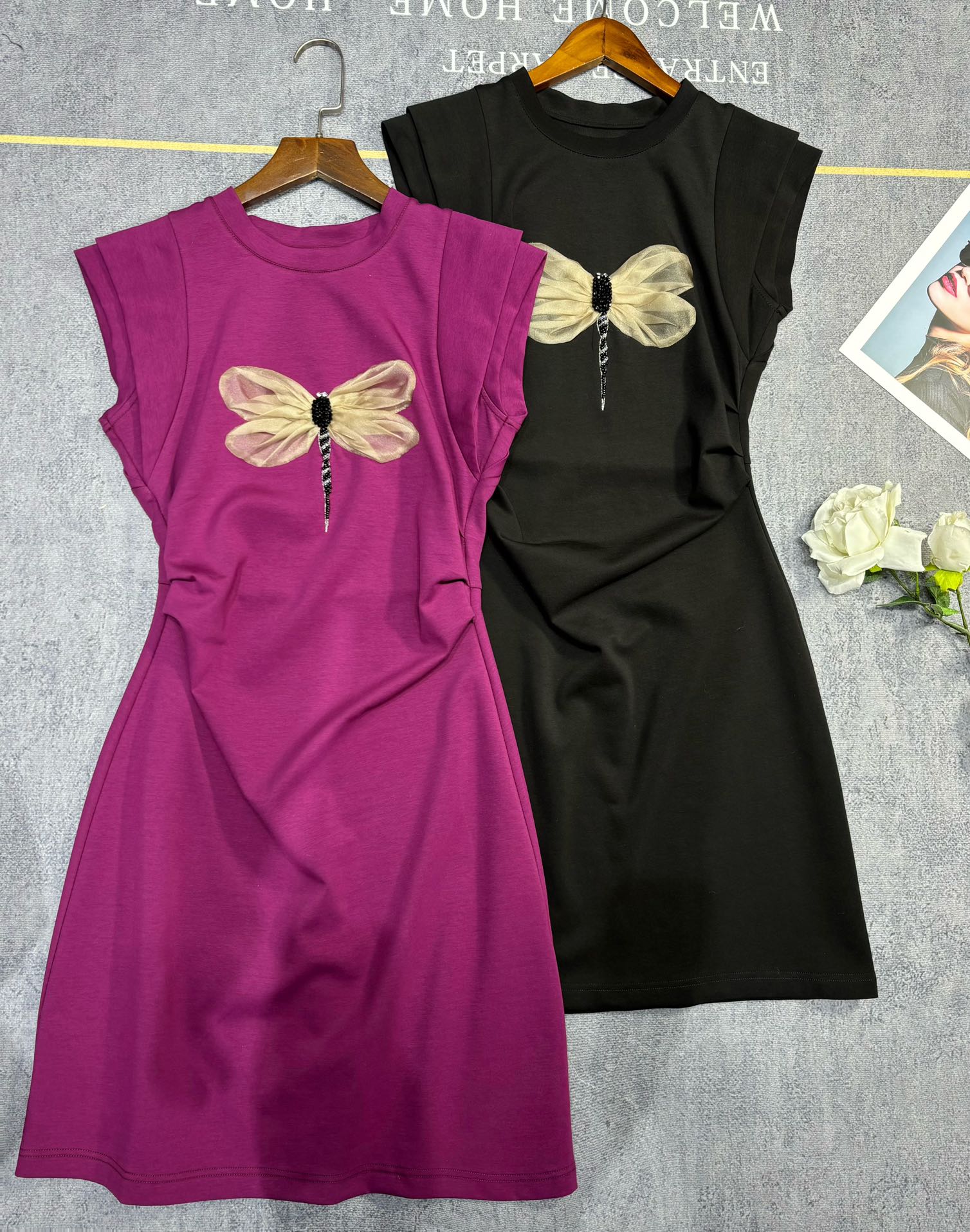 - - - -- - - - -‼️‼️119yjdle2024Ss火爆上新新款高端法式气质3D蜻蜓花高级感收腰显瘦小飞袖连衣裙颜色：树莓紫 优雅黑 码数S-XL四个码