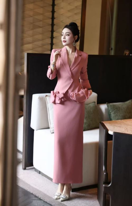 Elegant Women's Pink Blazer and Skirt Set, Slim Fit, Autumn New Collection 1 Elegant Women's Pink Blazer and Skirt Set, Slim Fit, Autumn New Collection