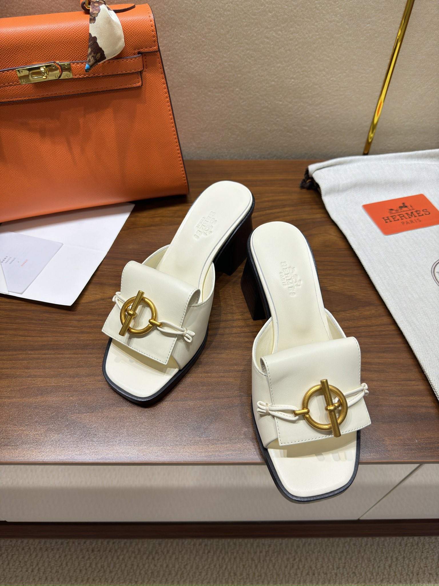 NO:164021,Hermes classic thick-heeled sandals series fashionable and versatile, super comfortable, original development, craftsmanship, every detail is the ultimate, matched with the iconic H upper of the black tone, simple and smooth design, creating a fashionable and classic soft style, original cowhide, original 1:1 exclusive private model heel water table/original leather outsole SIZE35-40 (41.42 customization, no return or replacement), slippers, hermes, hermes, sandals, slippers, cowhide, Leather soles19860909Hermes 爱马仕经典粗跟凉鞋系列时尚经典又百搭 超级舒服 原版开发 匠心精神 每个细节都做到极致 搭配黑色调标志性H鞋面 设计简约流畅 打造时尚经典柔美造型 原版牛皮 原版1:1独家私模鞋跟水台/原版真皮大底  SIZE35-40（41 .42定制不退不换）,拖鞋,hermes,hermes,sandals,slippers,cowhide,Leather soles,Women's Shoes