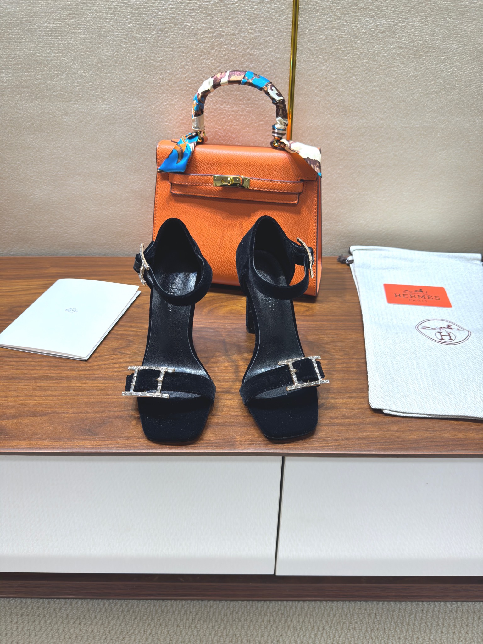 NO:249182,The classic continuation Hermes Hermes classic H high heel sandals series is fashionable, classic and versatile, super comfortable, took half a year to disassemble the original version, ingenious spirit, every detail is ultimate, simple and smooth, creating a fashionable, classic and soft look Material: original material, sheepskin inner footbed, Italian leather outsole Heel height: 10.5cm SIZE34-42 (34.42 Customized, no return or replacement), high heels sandals, hermes, hermes, sandals, high heels, sheepskin, Leather soles19860909经典延续 Hermes 爱马仕经典H高跟凉鞋系列时尚经典又百搭 超级舒服 历时半年拆卸原版开发 匠心精神 每个细节都做到极致 设计简约流畅 打造时尚经典柔美造型 材质: 原版材质,羊皮内里垫脚,意大利真皮大底 跟高: 10.5cm  SIZE34-42（34.42 定制不退不换）,高跟鞋凉鞋,hermes,hermes,sandals,high heels,sheepskin,Leather soles,Women's Shoes