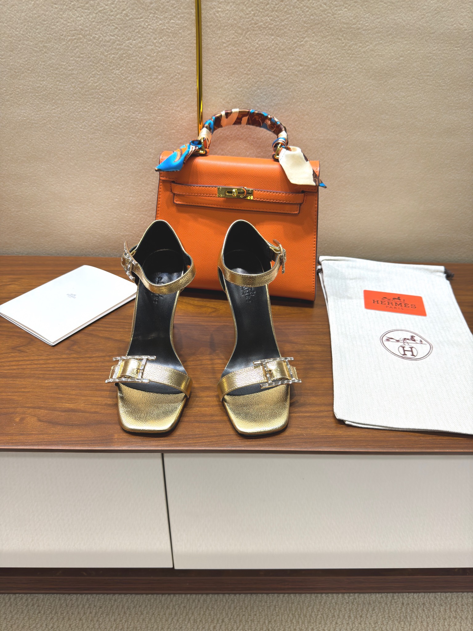 NO:249214,Hermes Classic H high heel sandals series are fashionable, classic and versatile, super comfortable. It took half a year to disassemble the original version and develop ingeniously. Every detail is ultimate. The design is simple and smooth. Create a fashionable and classic and beautiful look. Material: original material, sheepskin inner footbed, Italian leather outsole. Heel height: 10.5cm SIZE34-42 (34.42 Customized, no return or replacement), high heels, hermes, hermes, sandals, high heels, sheepskin, Leather soles19860909Hermes 爱马仕 经典H高跟凉鞋系列时尚经典又百搭 超级舒服 历时半年拆卸原版开发 匠心精神 每个细节都做到极致 设计简约流畅 打造时尚经典柔美造型 材质: 原版材质,羊皮内里垫脚,意大利真皮大底 跟高: 10.5cm  SIZE34-42（34.42 定制不退不换）,高跟鞋凉鞋,hermes,hermes,sandals,high heels,sheepskin,Leather soles,Women's Shoes