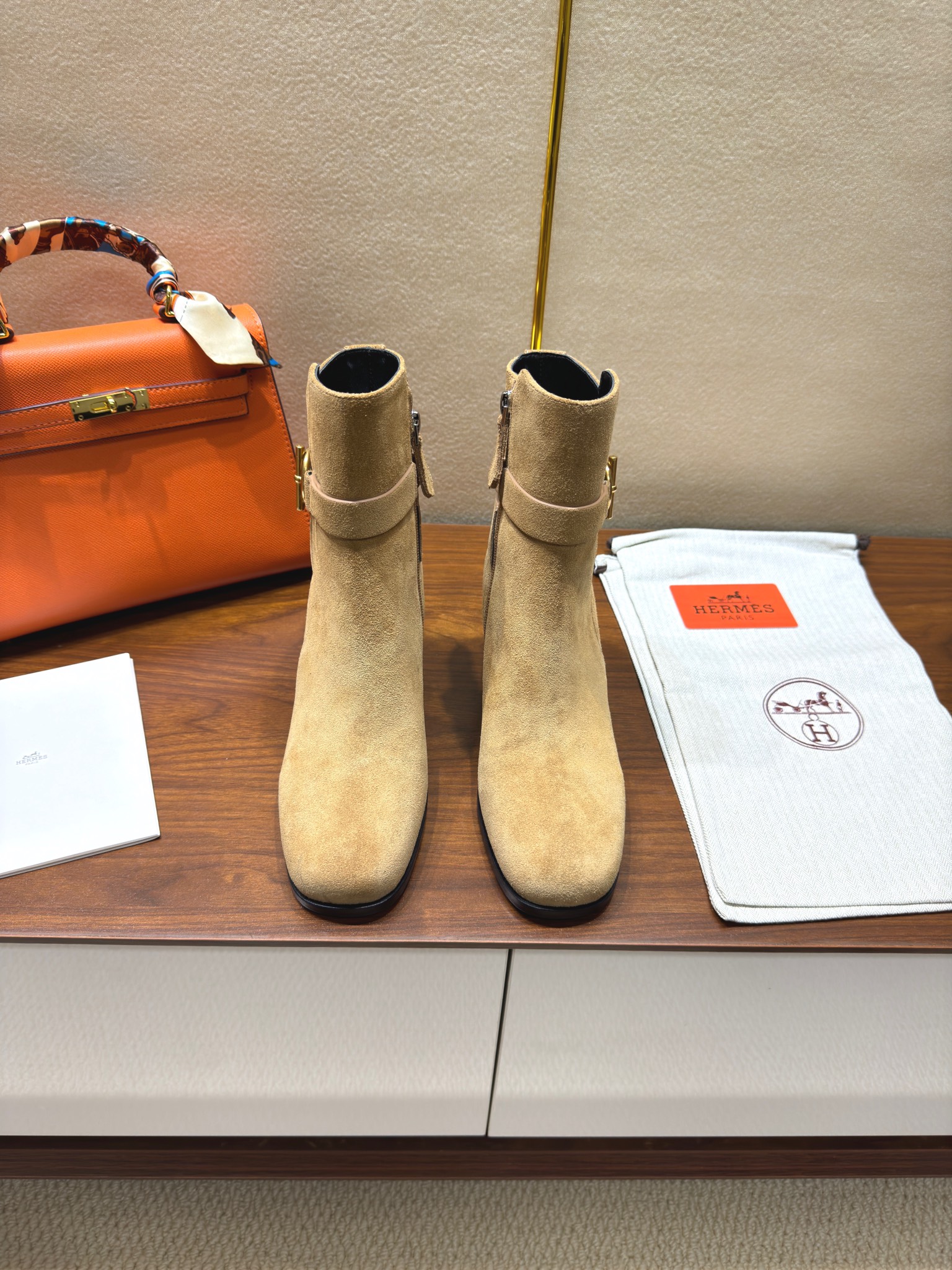 NO:615608,Hermes Hermes new autumn and winter short boots!  Suspension boot shape + British retro design, classic and attractive!  Original reverse mold last, ultimate 1:1 shape, imported high-end calfskin, showing exquisite texture!  Open the mold to customize the A-level high-density private mold outsole with luxurious packaging!  Size 35-39 (can be customized to 40 41, non-returnable), boots, hermes, hermes, boots, cowhide19860909Hermes 爱马仕 秋冬新品短靴！经楦靴型+英伦复古设计,经典耐看！原版倒模楦型,极致1:1形体,进口高端小牛皮,呈现出精致质感！ 开模定制A级高密私模大底,奢华包装！ 码数35-39（可定40 41 不退换）,靴子,hermes,hermes,boots,cowhide,Women's Shoes