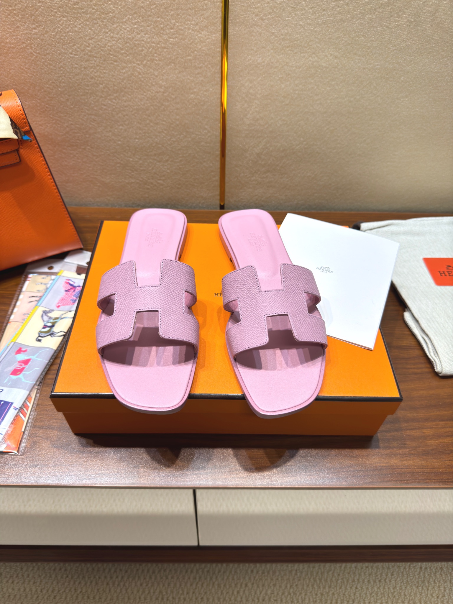 NO:164015,Hermes H drag striped series!  Very good-looking!  The original shoes are made 1:1, top-level version, very comfortable and generous on the feet. The perfect combination of luxury goods that the big brand Mingming loves is the perfect combination of high-end and gorgeous, showing you the noble and extraordinary charm of life. Upper material: high-end custom-made top-layer cowhide, inner footbed sheepskin, Italian leather outsole. Multi-color choice!  Equipped with high-end wipes ♀ 34-43 positive codes!  (34 41 42 43 Custom made no return or exchange), slippers, hermes, hermes, slippers, cowhide, sheepskin, Leather soles19860909Hermes 爱马仕H拖平纹系列！ 上脚颜值超高！原版鞋1:1制作,顶级版本,上脚非常舒服大方,大牌名明最爱的奢侈品高档华丽的完美结合一体,为你展现出高贵不凡的人生魅力. 鞋面材质:高级定制头层牛皮, 内里垫脚羊皮,意大利真皮大底.多色选择！ 配有高端湿巾 ♀ 码数34-43 正码！(34 41 42 43订做不退换）,拖鞋,hermes,hermes,slippers,cowhide,sheepskin,Leather soles,Women's Shoes