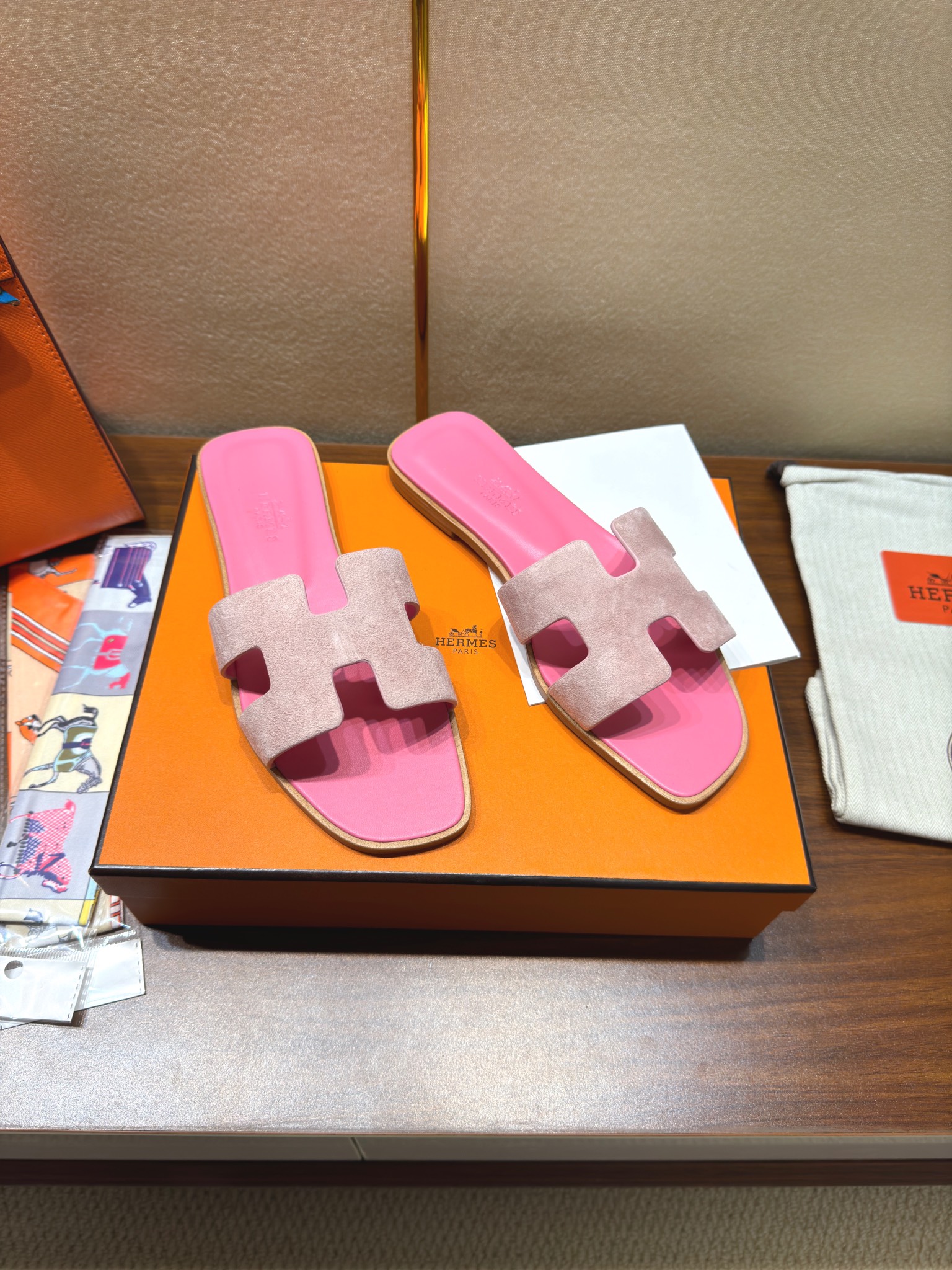 NO:164017,Hermes H drag striped series!  Crocodile pattern, snake pattern cowhide, and has a very good appearance on the feet!  The original shoes are made 1:1, top-level version, very comfortable and generous on the feet. The perfect combination of luxury goods that the big brand Mingming loves is the perfect combination of high-end and gorgeous, showing you the noble and extraordinary charm of life. Upper material: high-end custom-made top-layer cowhide, inner footbed sheepskin, Italian leather outsole. Multi-color choice!  Equipped with high-end wipes ♀ 34-43 positive codes!  (34 41 42 43 Custom made no return or exchange), slippers, hermes, hermes, slippers, cowhide, sheepskin, Leather soles19860909Hermes 爱马仕H拖平纹系列！ 鳄鱼纹 蛇纹牛皮 上脚颜值超高！原版鞋1:1制作,顶级版本,上脚非常舒服大方,大牌名明最爱的奢侈品高档华丽的完美结合一体,为你展现出高贵不凡的人生魅力. 鞋面材质:高级定制头层牛皮, 内里垫脚羊皮,意大利真皮大底.多色选择！ 配有高端湿巾 ♀ 码数34-43 正码！(34 41 42 43订做不退换）,拖鞋,hermes,hermes,slippers,cowhide,sheepskin,Leather soles,Women's Shoes