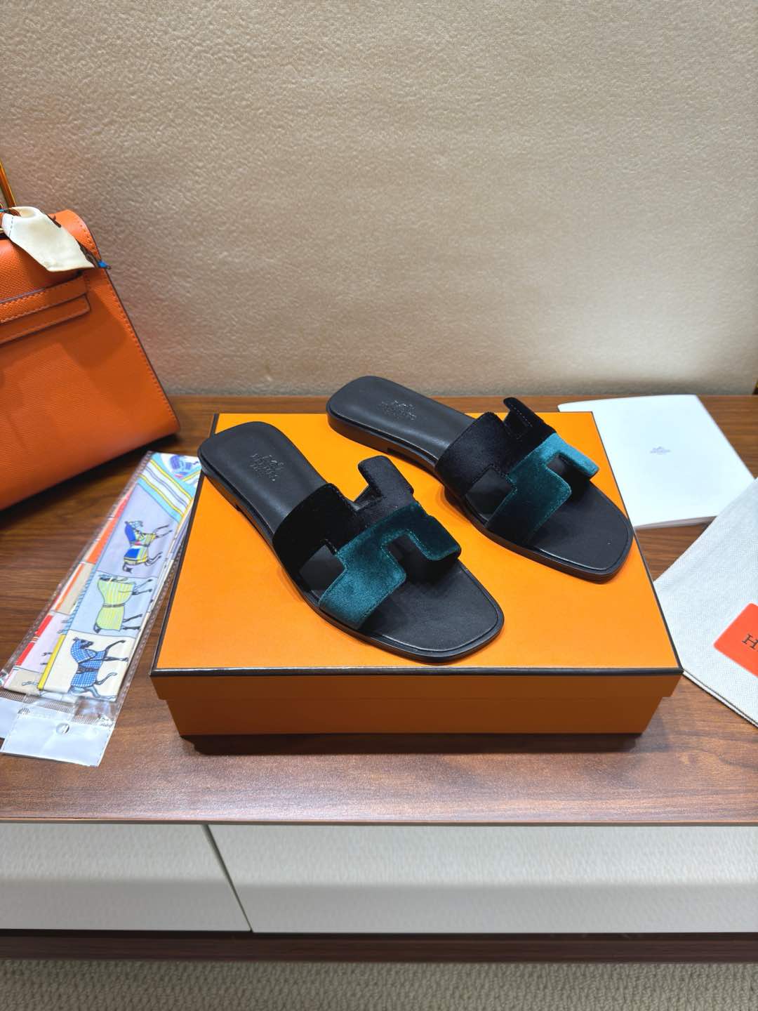 NO:164019,Hermes H drag striped series!  Very good-looking!  The original shoes are made 1:1, top-level version, very comfortable and generous on the feet. The perfect combination of luxury goods that the big brand Mingming loves is the perfect combination of high-end and gorgeous, showing you the noble and extraordinary charm of life. Upper material: high-end custom-made top-layer cowhide, inner footbed sheepskin, Italian leather outsole. Multi-color choice!  Equipped with high-end wipes ♀ 34-43 positive codes!  (34 41 42 43 Custom made no return or exchange), slippers, hermes, hermes, slippers, cowhide, sheepskin, Leather soles19860909Hermes 爱马仕H拖平纹系列！ 上脚颜值超高！原版鞋1:1制作,顶级版本,上脚非常舒服大方,大牌名明最爱的奢侈品高档华丽的完美结合一体,为你展现出高贵不凡的人生魅力. 鞋面材质:高级定制头层牛皮, 内里垫脚羊皮,意大利真皮大底.多色选择！ 配有高端湿巾 ♀ 码数34-43 正码！(34 41 42 43订做不退换）,拖鞋,hermes,hermes,slippers,cowhide,sheepskin,Leather soles,Women's Shoes