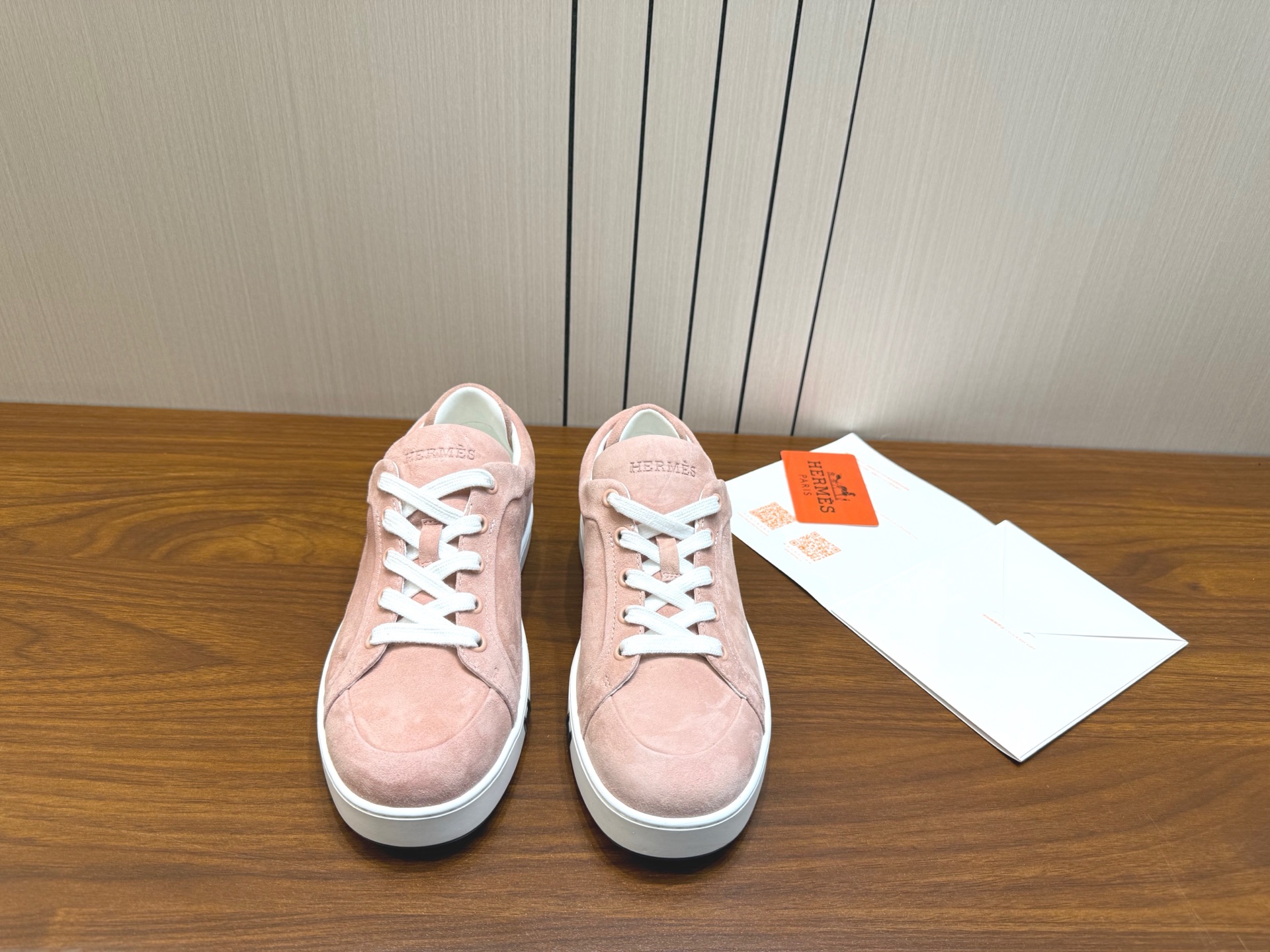 NO:559106,Hermes Hermes official website limited edition [couples model] H family 25ss autumn and winter sneakers!  Suspension boot shape + British retro design, classic and attractive!  The original inverted mold last, the ultimate 1:1 shape h is soft and delicate, showing an exquisite texture!  Open the mold to customize the A-level high-density private mold outsole with luxurious packaging!  Size 35-44 (can be customized to 45.46), casual shoes/sports shoes, hermes, hermes, boots, sneakers19860909Hermes 爱马仕官网限量版【情侣款】 H家25ss秋冬板鞋！经楦靴型+英伦复古设计,经典耐看！原版倒模楦型,极致1:1形体h柔软细腻,呈现出精致质感！ 开模定制A级高密私模大底,奢华包装！ 码数35-44（可定45.46）,休闲鞋/运动鞋,hermes,hermes,boots,sneakers,Women's Shoes