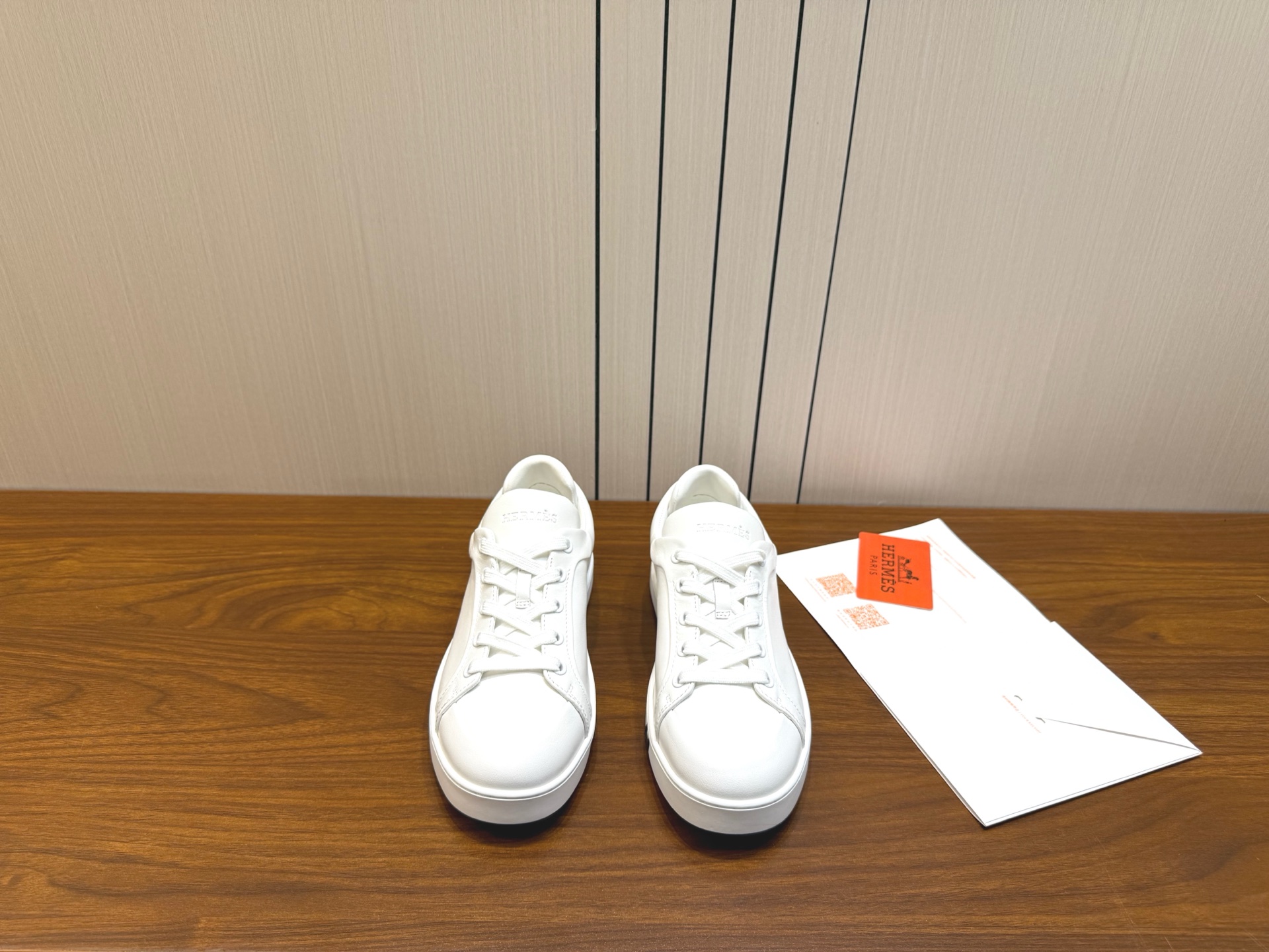 NO:559109,Hermes Hermes official website limited edition [couples model] H family 25ss autumn and winter sneakers!  Suspension boot shape + British retro design, classic and attractive!  The original inverted mold last, the ultimate 1:1 shape h is soft and delicate, showing an exquisite texture!  Open the mold to customize the A-level high-density private mold outsole with luxurious packaging!  Size 35-44 (can be customized to 45.46), casual shoes/sports shoes, hermes, hermes, boots, sneakers19860909Hermes 爱马仕官网限量版【情侣款】 H家25ss秋冬板鞋！经楦靴型+英伦复古设计,经典耐看！原版倒模楦型,极致1:1形体h柔软细腻,呈现出精致质感！ 开模定制A级高密私模大底,奢华包装！ 码数35-44（可定45.46）,休闲鞋/运动鞋,hermes,hermes,boots,sneakers,Women's Shoes