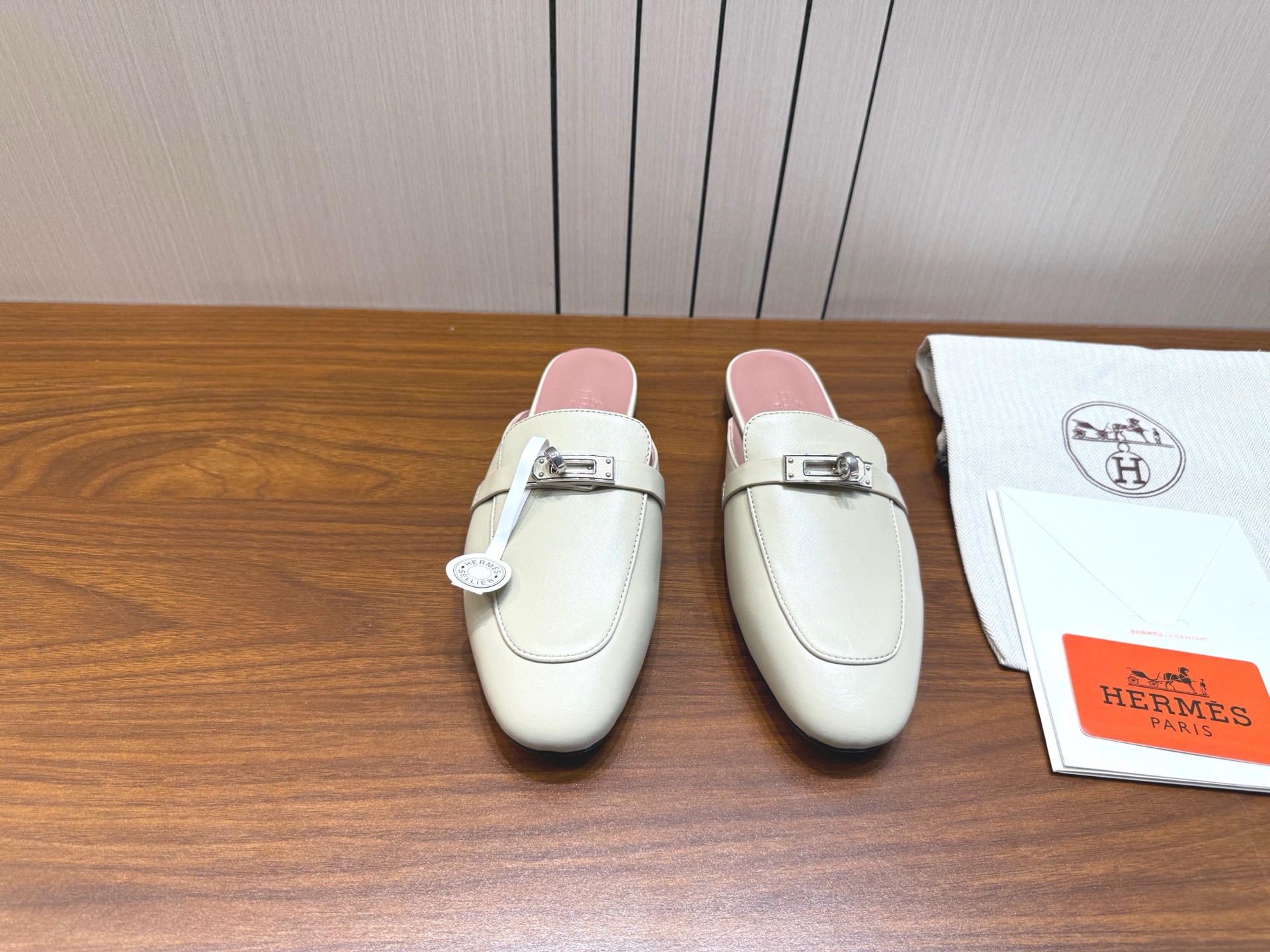 NO:512357,Herms Hermès/Classic New Kelly Classic Muller Semi-Train!  Customized cowhide upper, inner lining/foot-up A-grade sheepskin, hardware laser hardware engraving leather buckle, outsole Italian leather Size34-42 (34,41,42 custom made without return), semi-torque, hermes, hermes, cowhide, sheepskin19860909Herms 爱马仕/经典新kelly经典穆勒半拖！ 鞋面订制牛皮 内里/垫脚A级羊皮 五金激光五金刻字皮扣 大底意大利真皮 Size34-42（34,41,42订做不退换）,半拖,hermes,hermes,cowhide,sheepskin,Women's Shoes