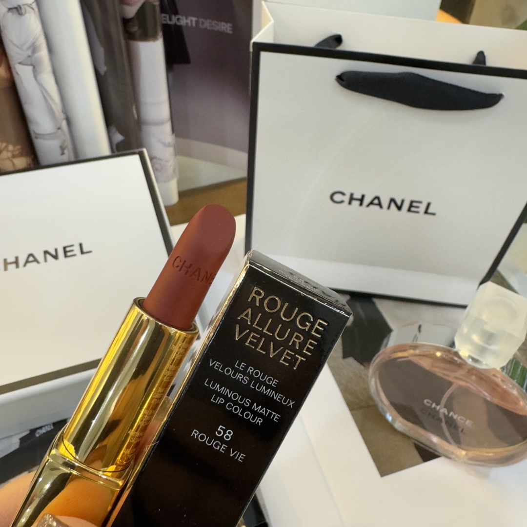 ️ Fragrance & Lipstick Gift Box Set - Comprehensive 5