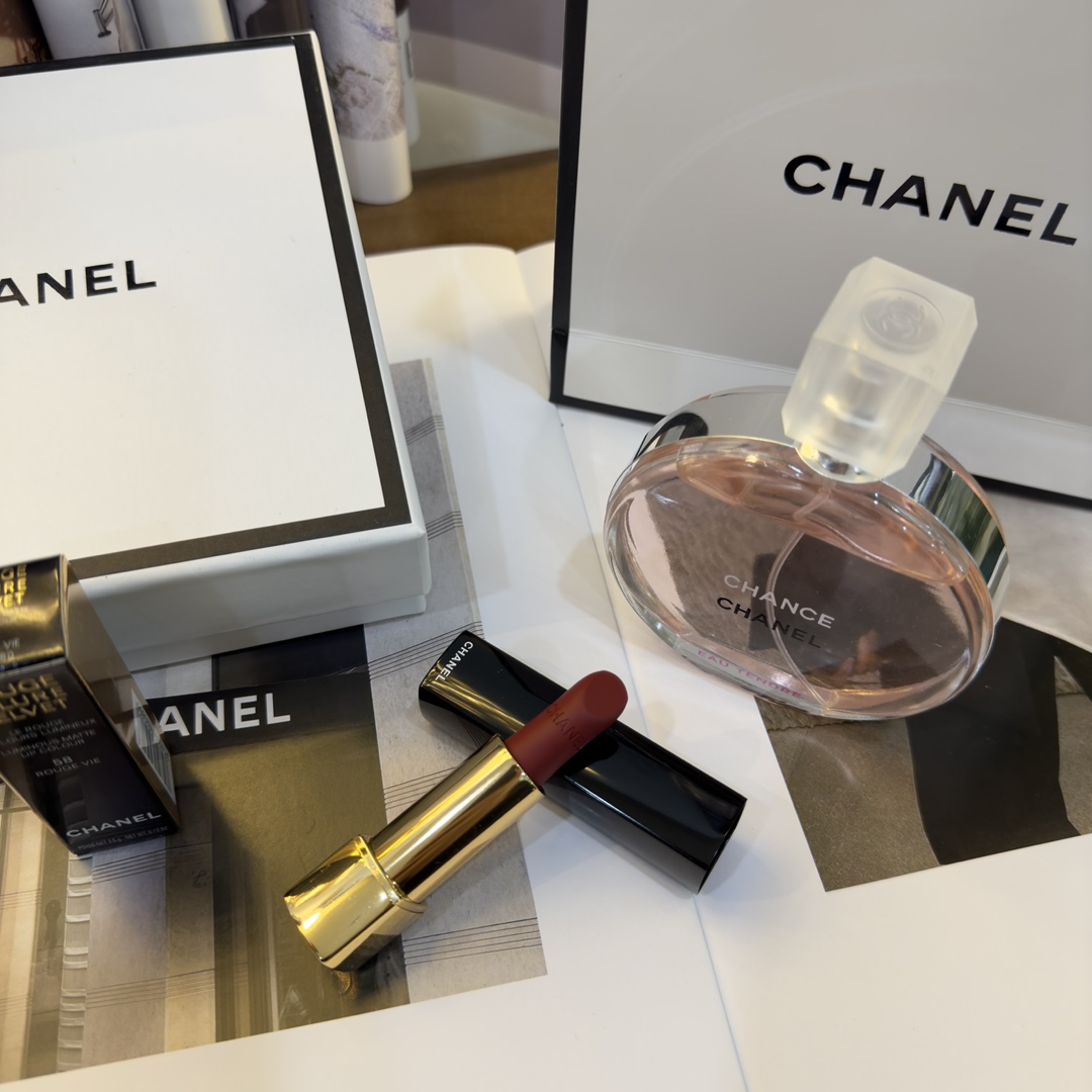 ️ Fragrance & Lipstick Gift Box Set - Comprehensive 6