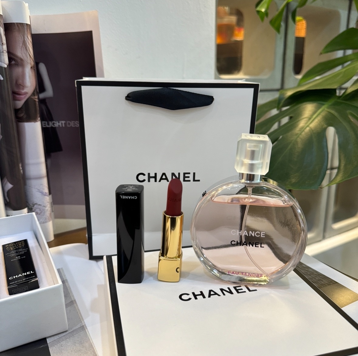 ️ Fragrance & Lipstick Gift Box Set - Comprehensive 4