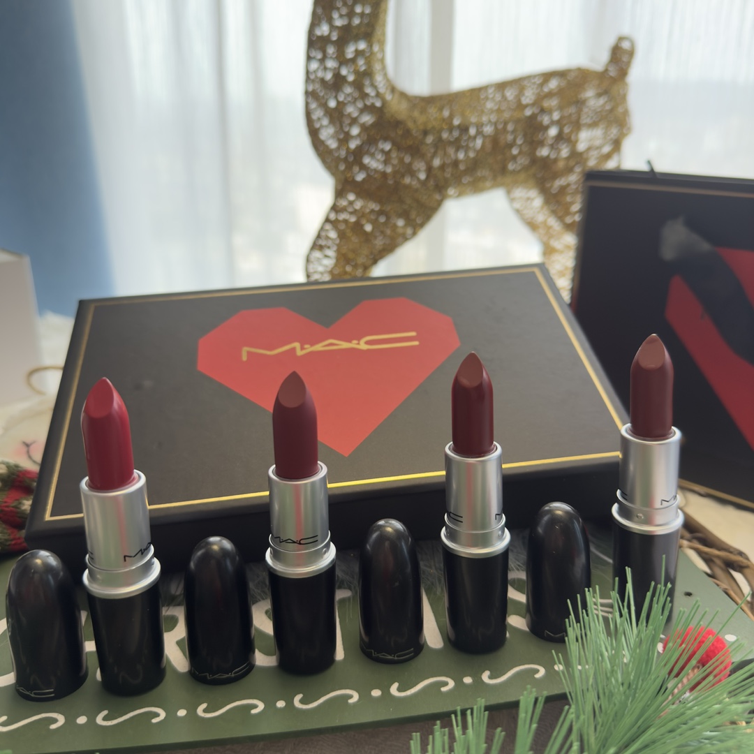 💰80 标识性的子弹头是口红中的经典 明星、超模、Youtube美妆大神都爱我记得k妹的第一只视频就是港的MAC，它家的口红持久度很好～