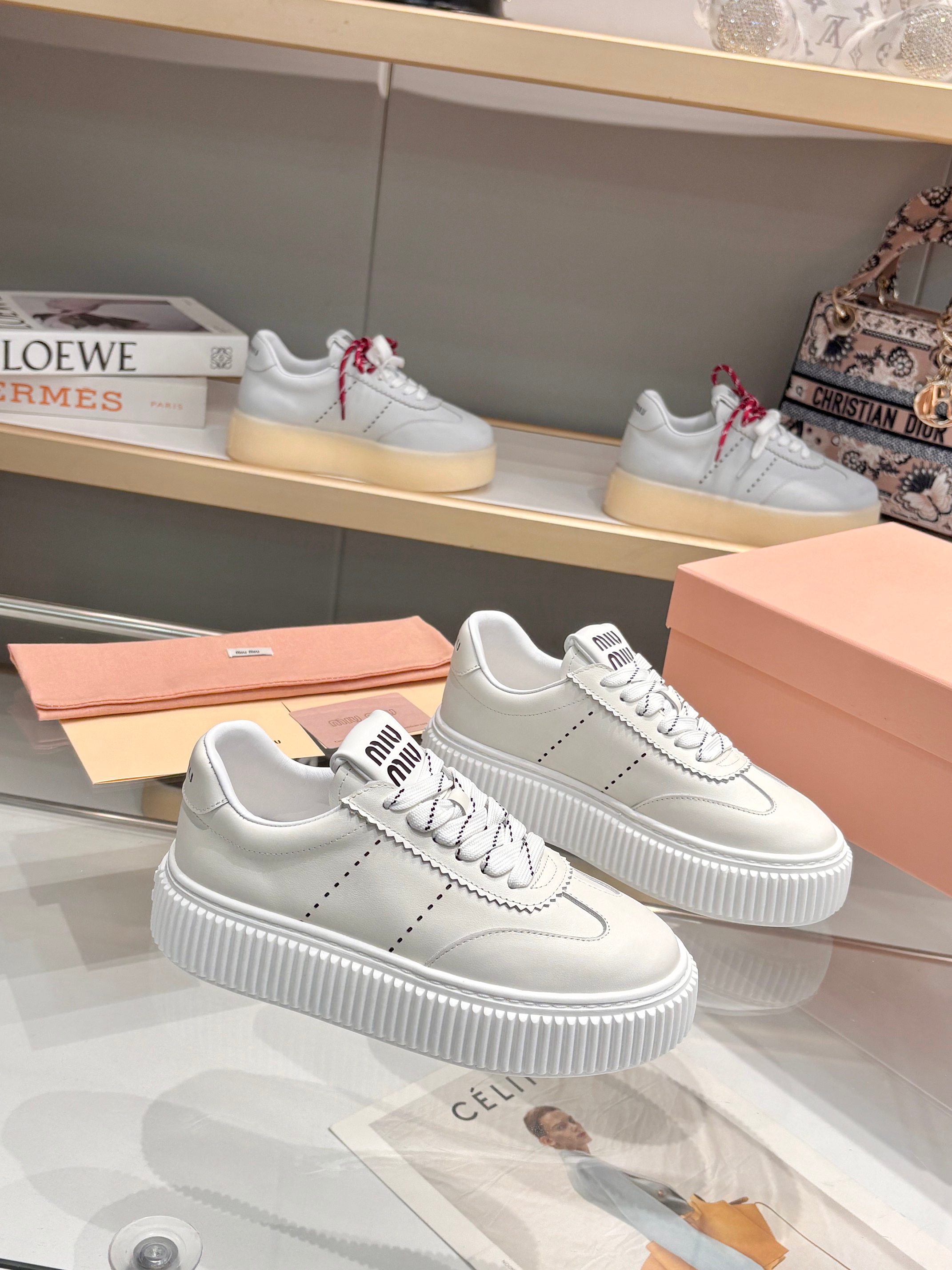 NO:233387,Miumiu Miu Miu white shoes dirty shoes biscuit bottom spring and summer new British style lace Miu Miu show appropriate and unique color polishing technology comes from the details of the Miu Miu series. The trend elements of the new season are 1. The concept of the love at this moment is diverse and conveying the modern style~ It looks good no matter how you wear it. It looks very comfortable. It is super comfortable to wear. Fabric imported. The inner lining original cowhide. The original sole size is 35-41 (40.41 custom made without return). Casual shoes/sports shoes, miumiu, sneakers, cowhide19860909miumiu缪缪小白鞋脏脏鞋饼干底春夏新款英伦风系带MiuMiu秀场适当独一无二的擦色工艺工艺来自Miu Miu系列的细节特写 新季的潮流要素一 与此刻挚爱的概念,多元对撞,传达现代风格~ 怎么穿都好看今夏时髦精最爱 看起来不怎么舒服 上脚超级舒服 面料进口 内里原版牛皮 大底原版鞋底 码数35-41（40.41订做不退换）,休闲鞋/运动鞋,miumiu,sneakers,cowhide,Women's Shoes