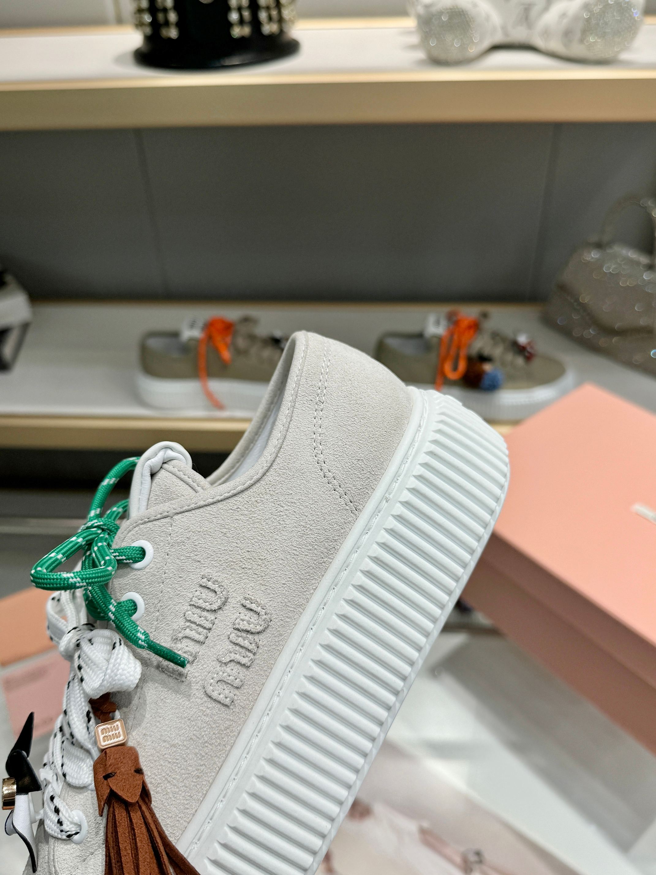 P260 2025miumiu缪缪最新款饼干鞋又又又挤爆时髦精们的鞋柜啦！双鞋带 装饰可拆两穿
饼干鞋的热度真的是只增不减🔥不仅因为其极高的配适性 也得益于其出众的脚感🏃鞋底一层层波浪就像饼干🍪一般！
而miu家鞋款一向走的是少女范儿 没多少个女生能逃得过缪家的甜美！而这一次则是miu家的饼干鞋系列👇虽说是简约的设计 但这个logo鞋舌也极具辨识度！随意搭配长裙 短裙 牛仔裤 休闲系列等 都能穿出与众不同的风格 减龄效果非常明显
 
选用优质牛皮 牛皮垫脚内里
码数：35—40