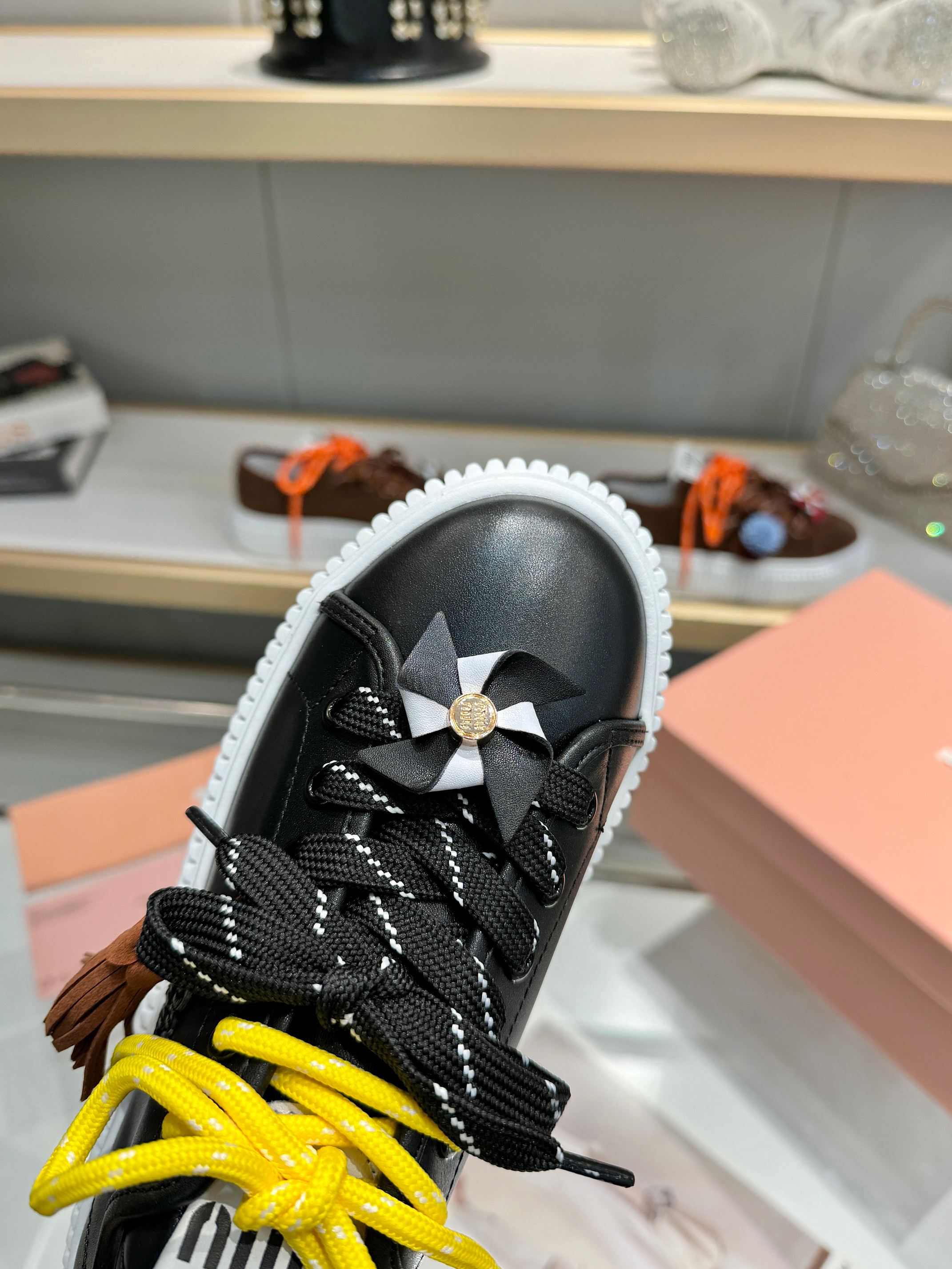 P260 2025miumiu缪缪最新款饼干鞋又又又挤爆时髦精们的鞋柜啦！双鞋带 装饰可拆两穿
饼干鞋的热度真的是只增不减🔥不仅因为其极高的配适性 也得益于其出众的脚感🏃鞋底一层层波浪就像饼干🍪一般！
而miu家鞋款一向走的是少女范儿 没多少个女生能逃得过缪家的甜美！而这一次则是miu家的饼干鞋系列👇虽说是简约的设计 但这个logo鞋舌也极具辨识度！随意搭配长裙 短裙 牛仔裤 休闲系列等 都能穿出与众不同的风格 减龄效果非常明显
 
选用优质牛皮 牛皮垫脚内里
码数：35—40