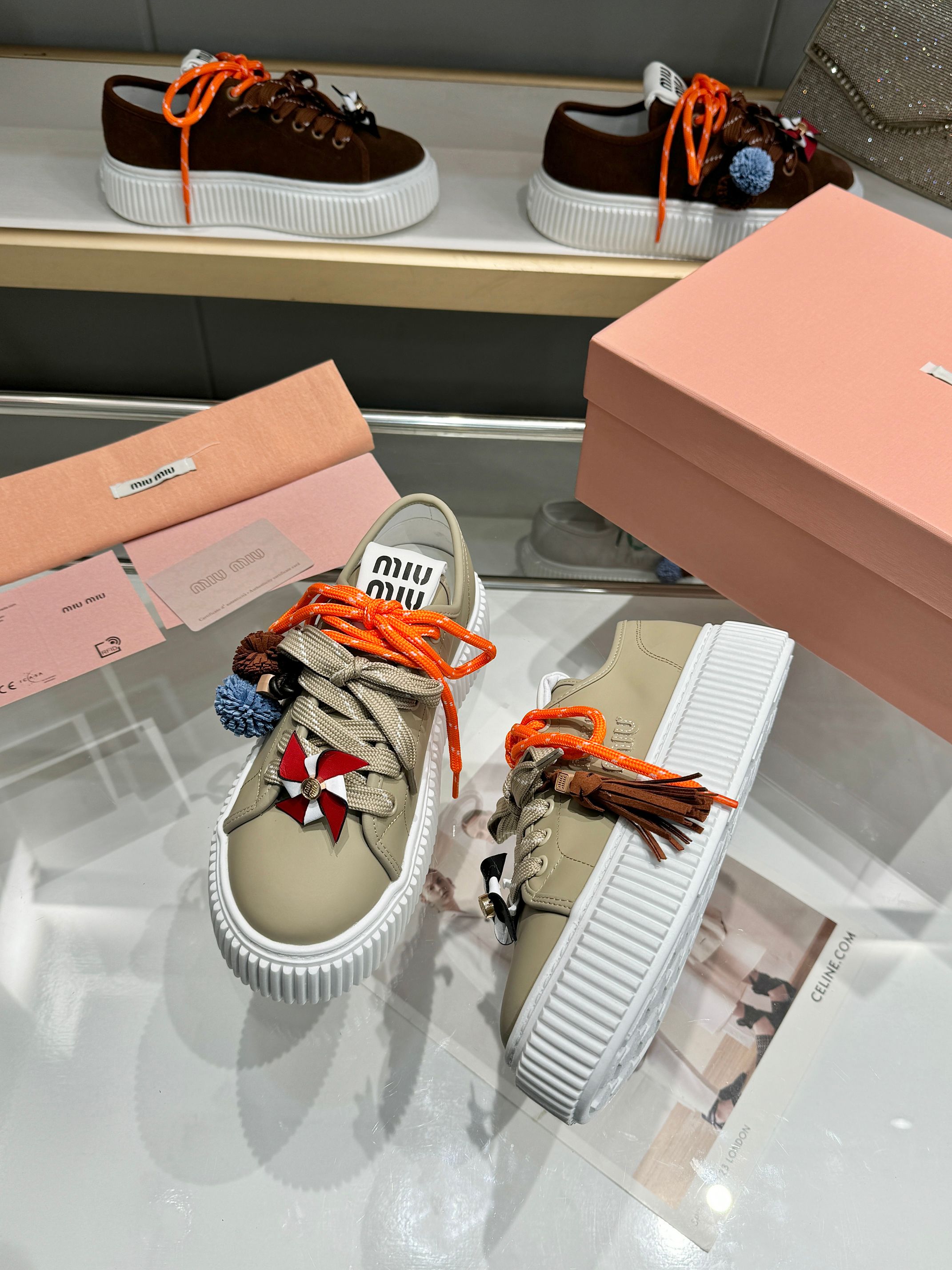 p260 2025miumiu缪缪最新款饼干鞋又又又挤爆时髦精们的鞋柜啦！双鞋带 装饰可拆两穿
饼干鞋的热度真的是只增不减🔥不仅因为其极高的配适性 也得益于其出众的脚感🏃鞋底一层层波浪就像饼干🍪一般！
而miu家鞋款一向走的是少女范儿 没多少个女生能逃得过缪家的甜美！而这一次则是miu家的饼干鞋系列👇虽说是简约的设计 但这个logo鞋舌也极具辨识度！随意搭配长裙 短裙 牛仔裤 休闲系列等 都能穿出与众不同的风格 减龄效果非常明显
 
选用优质牛皮 牛皮垫脚内里
码数：35—40