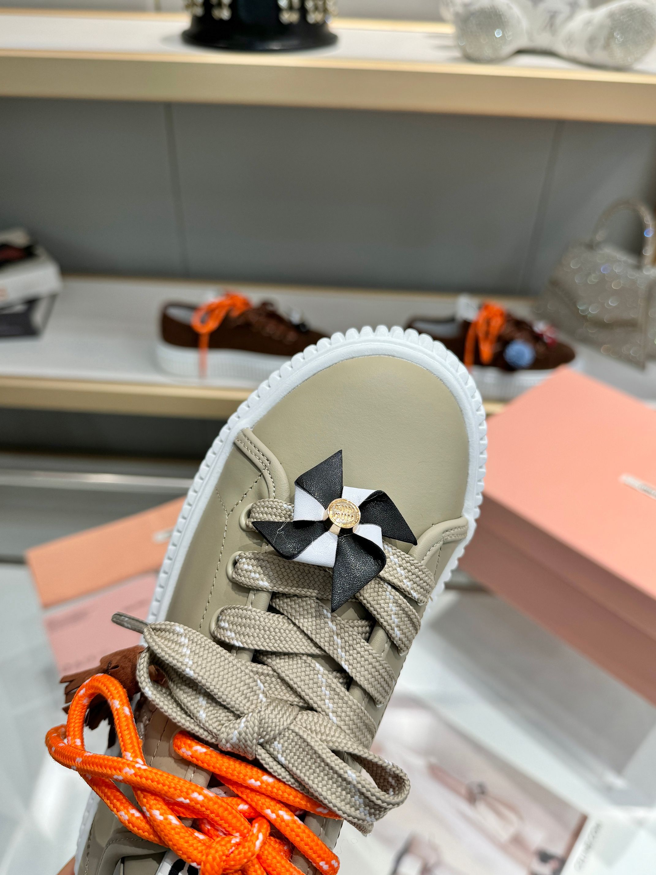 p260 2025miumiu缪缪最新款饼干鞋又又又挤爆时髦精们的鞋柜啦！双鞋带 装饰可拆两穿
饼干鞋的热度真的是只增不减🔥不仅因为其极高的配适性 也得益于其出众的脚感🏃鞋底一层层波浪就像饼干🍪一般！
而miu家鞋款一向走的是少女范儿 没多少个女生能逃得过缪家的甜美！而这一次则是miu家的饼干鞋系列👇虽说是简约的设计 但这个logo鞋舌也极具辨识度！随意搭配长裙 短裙 牛仔裤 休闲系列等 都能穿出与众不同的风格 减龄效果非常明显
 
选用优质牛皮 牛皮垫脚内里
码数：35—40