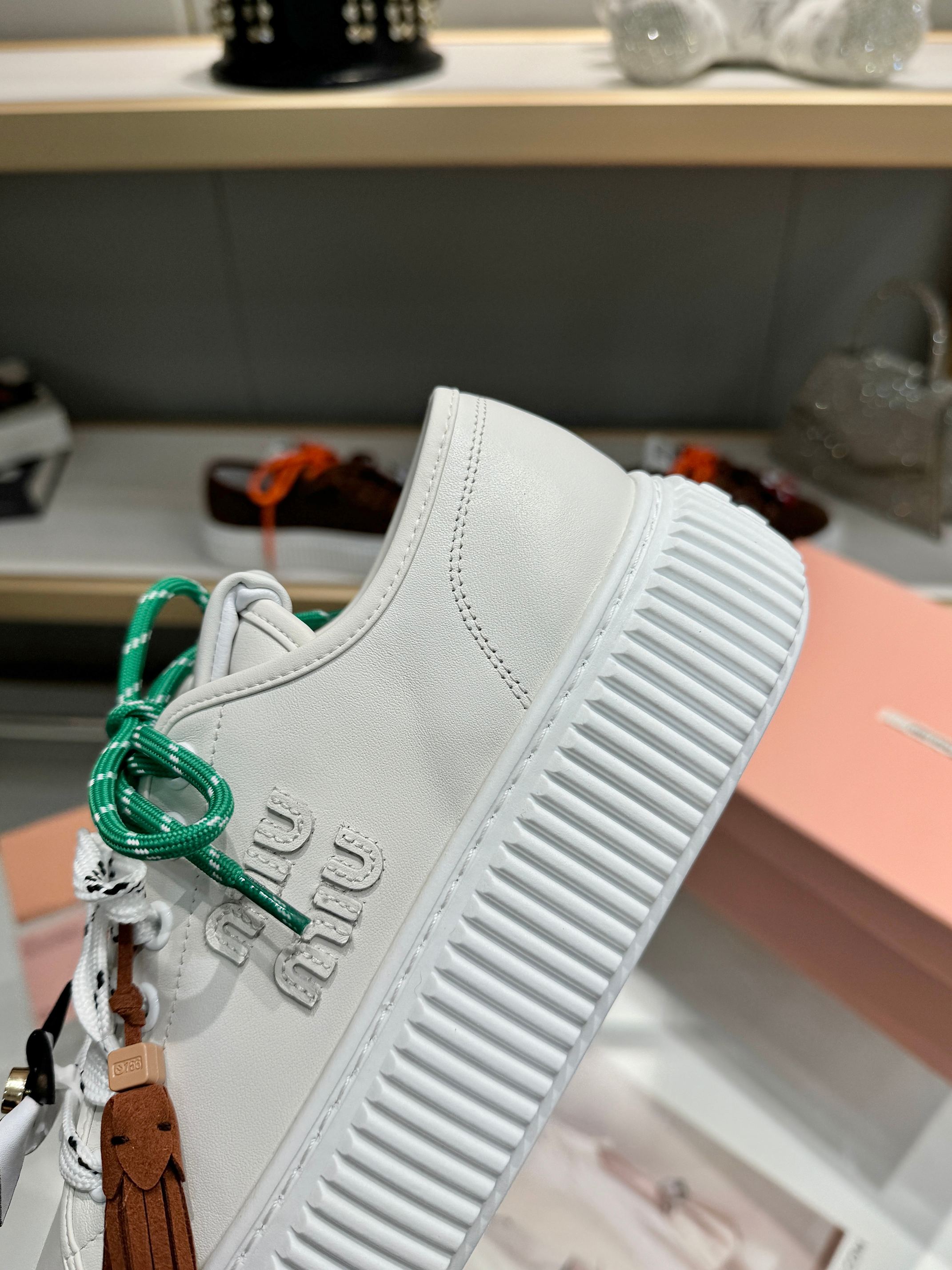 P260 2025miumiu缪缪最新款饼干鞋又又又挤爆时髦精们的鞋柜啦！双鞋带 装饰可拆两穿
饼干鞋的热度真的是只增不减🔥不仅因为其极高的配适性 也得益于其出众的脚感🏃鞋底一层层波浪就像饼干🍪一般！
而miu家鞋款一向走的是少女范儿 没多少个女生能逃得过缪家的甜美！而这一次则是miu家的饼干鞋系列👇虽说是简约的设计 但这个logo鞋舌也极具辨识度！随意搭配长裙 短裙 牛仔裤 休闲系列等 都能穿出与众不同的风格 减龄效果非常明显
 
选用优质牛皮 牛皮垫脚内里
码数：35—40