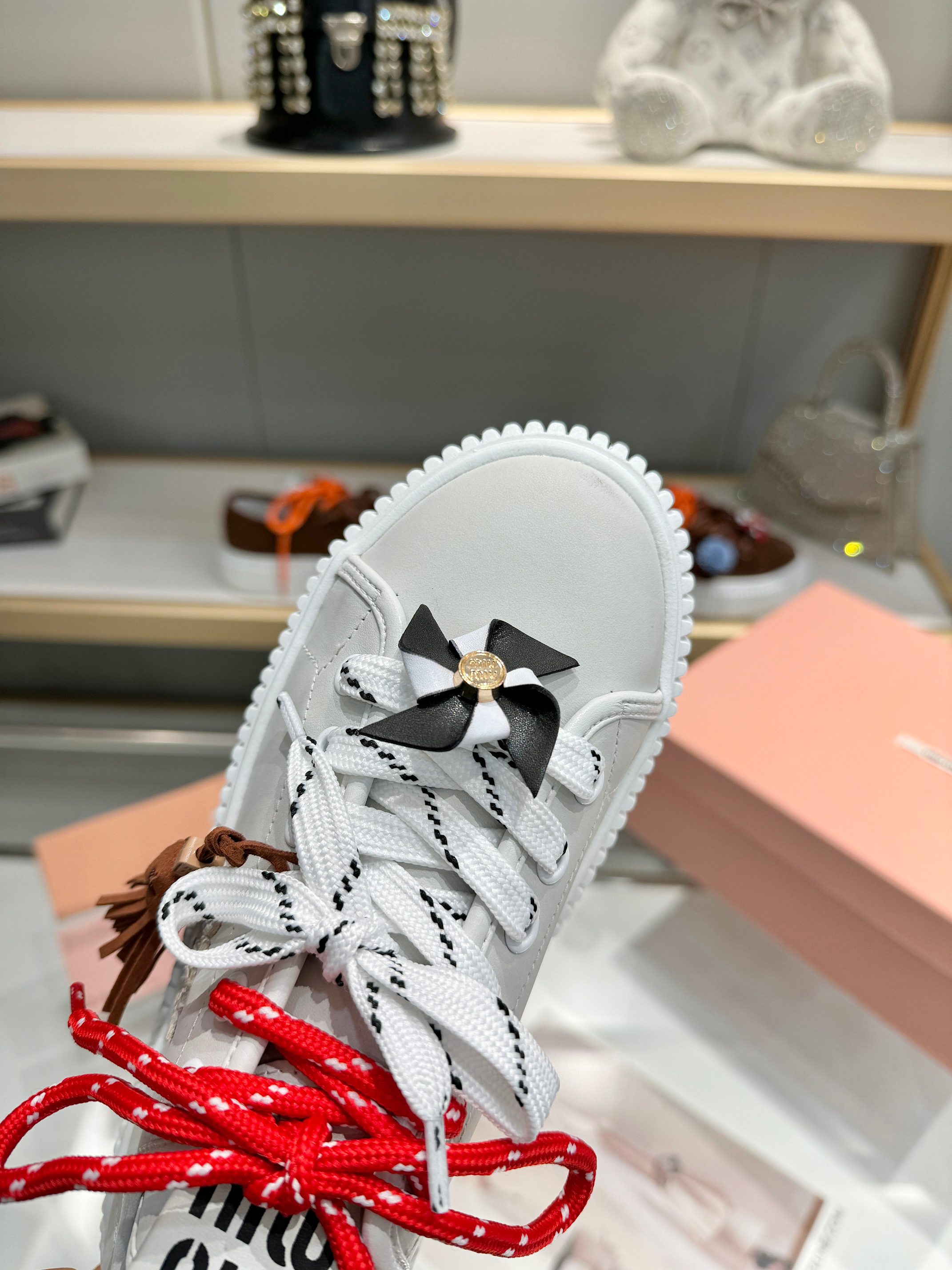 p260 2025miumiu缪缪最新款饼干鞋又又又挤爆时髦精们的鞋柜啦！双鞋带 装饰可拆两穿
饼干鞋的热度真的是只增不减🔥不仅因为其极高的配适性 也得益于其出众的脚感🏃鞋底一层层波浪就像饼干🍪一般！
而miu家鞋款一向走的是少女范儿 没多少个女生能逃得过缪家的甜美！而这一次则是miu家的饼干鞋系列👇虽说是简约的设计 但这个logo鞋舌也极具辨识度！随意搭配长裙 短裙 牛仔裤 休闲系列等 都能穿出与众不同的风格 减龄效果非常明显
 
选用优质牛皮 牛皮垫脚内里
码数：35—40