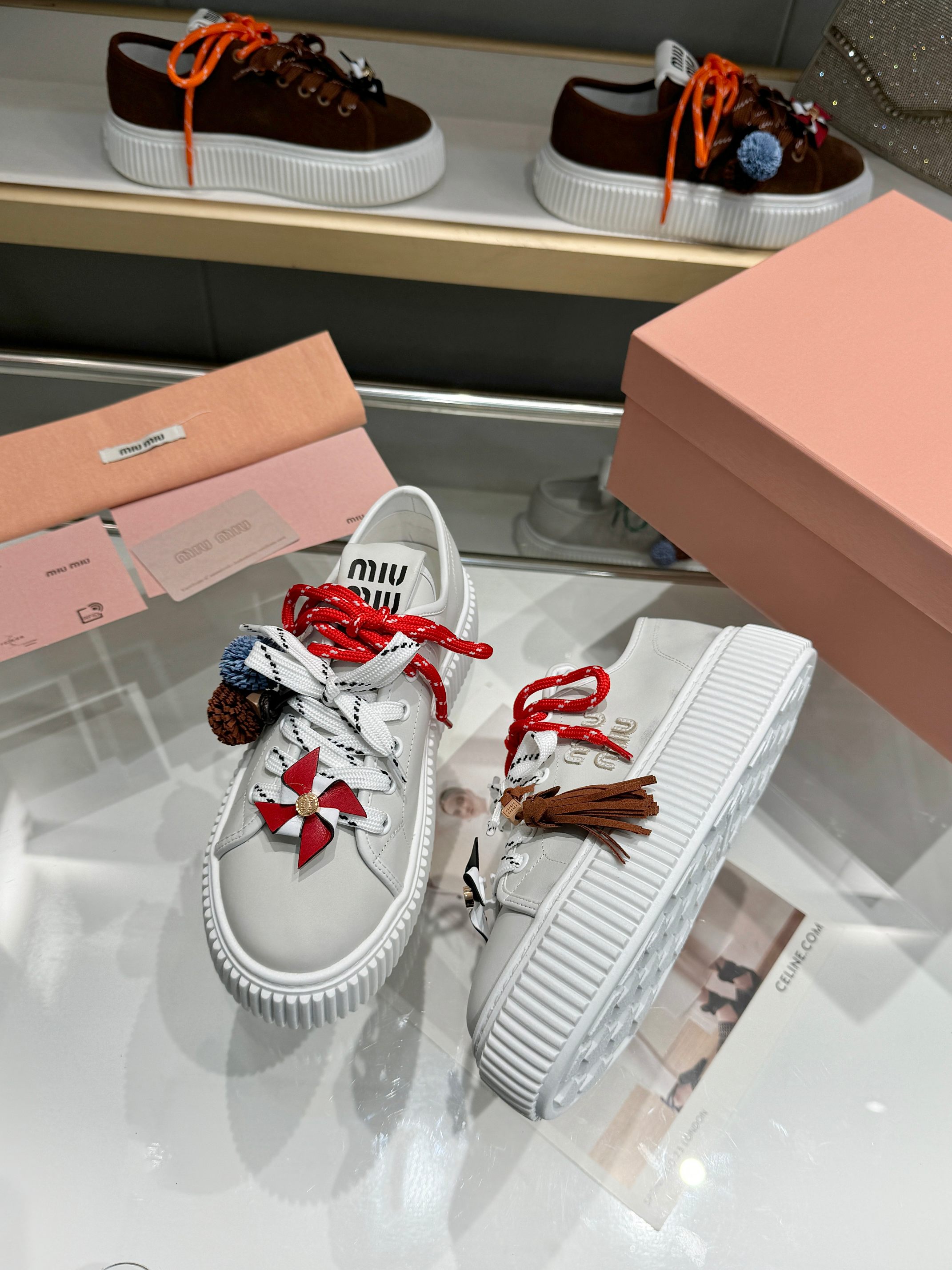 p260 2025miumiu缪缪最新款饼干鞋又又又挤爆时髦精们的鞋柜啦！双鞋带 装饰可拆两穿
饼干鞋的热度真的是只增不减🔥不仅因为其极高的配适性 也得益于其出众的脚感🏃鞋底一层层波浪就像饼干🍪一般！
而miu家鞋款一向走的是少女范儿 没多少个女生能逃得过缪家的甜美！而这一次则是miu家的饼干鞋系列👇虽说是简约的设计 但这个logo鞋舌也极具辨识度！随意搭配长裙 短裙 牛仔裤 休闲系列等 都能穿出与众不同的风格 减龄效果非常明显
 
选用优质牛皮 牛皮垫脚内里
码数：35—40