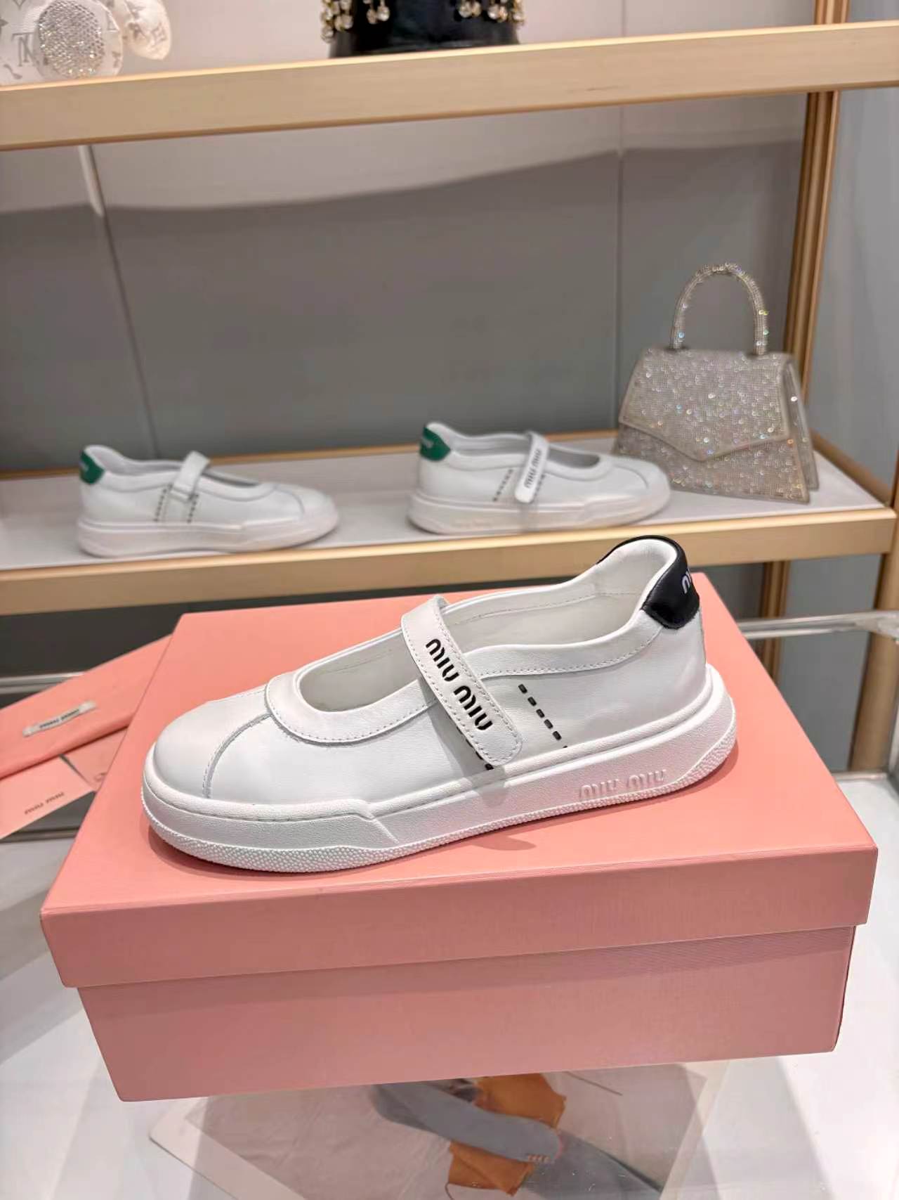 NO:900516,MiuMiu 2026 new casual white shoes, the all-season shoes that stand out among major brands, this year's hot white shoes, the concept of love at the moment, multi-element collision, conveying modern style ~ unique design, fashionable and versatile, whether it is paired with jeans or skirts, you can match it casually, you can easily control it, very comfortable on the feet, a must-have for the year!  Original one-to-one customized outsole, 3 cm thick, 5 colors for single shoes, women's sizes 35-40, casual shoes/sports shoes, miumiu, sneakers, skirts, jeans19860909MiuMiu缪缪2026新款休闲小白鞋,各大品牌中脱颖而出的四季鞋,今年火爆款小白鞋,此刻挚爱的概念,多元素对撞,传达现代风格~独特的设计,时尚又百搭,无论是搭配牛仔裤还是裙子,随意搭配,都能轻松驾驭,上脚非常舒适,年度必入款！ 原版一比一定制大底,底厚3厘米 单鞋5个颜色 码数女码 35--40,休闲鞋/运动鞋,miumiu,sneakers,skirts,jeans,Women's Shoes