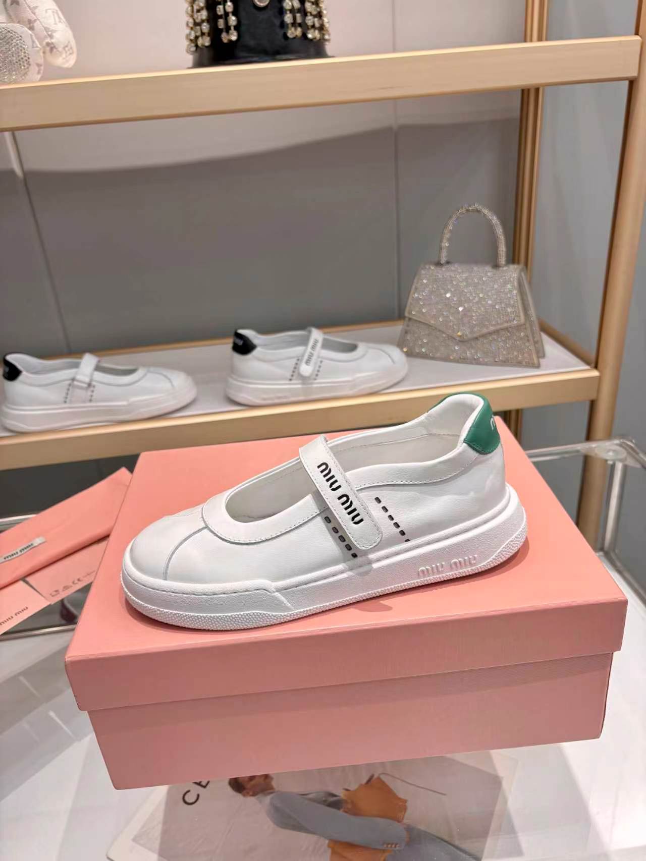 NO:900523,MiuMiu 2026 new casual white shoes, the all-season shoes that stand out among major brands, this year's hot white shoes, the concept of love at the moment, multi-element collision, conveying modern style ~ unique design, fashionable and versatile, whether it is paired with jeans or skirts, you can match it casually, you can easily control it, very comfortable on the feet, a must-have for the year!  Original one-to-one customized outsole, 3 cm thick, 5 colors for single shoes, women's sizes 35-40, casual shoes/sports shoes, miumiu, sneakers, skirts, jeans19860909MiuMiu缪缪2026新款休闲小白鞋,各大品牌中脱颖而出的四季鞋,今年火爆款小白鞋,此刻挚爱的概念,多元素对撞,传达现代风格~独特的设计,时尚又百搭,无论是搭配牛仔裤还是裙子,随意搭配,都能轻松驾驭,上脚非常舒适,年度必入款！ 原版一比一定制大底,底厚3厘米 单鞋5个颜色 码数女码 35--40,休闲鞋/运动鞋,miumiu,sneakers,skirts,jeans,Women's Shoes