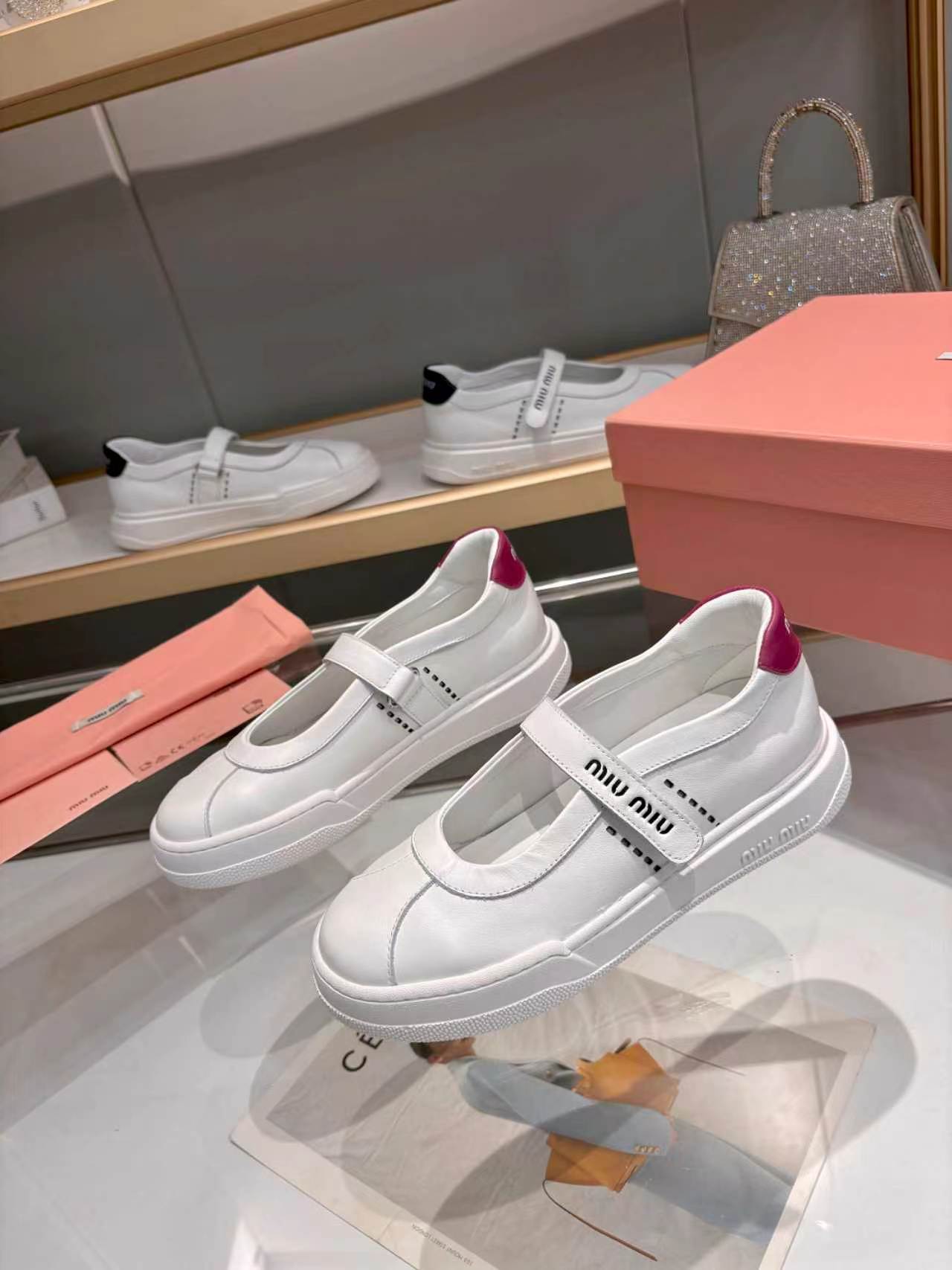 NO:900519,MiuMiu 2026 new casual white shoes, the all-season shoes that stand out among major brands, this year's hot white shoes, the concept of love at the moment, multi-element collision, conveying modern style ~ unique design, fashionable and versatile, whether it is paired with jeans or skirts, you can match it casually, you can easily control it, very comfortable on the feet, a must-have for the year!  Original one-to-one customized outsole, sole thickness 3 cm, 5 colors, women's size 35--40, casual shoes/sports shoes, miumiu, sneakers, skirts, jeans19860909MiuMiu缪缪2026新款休闲小白鞋,各大品牌中脱颖而出的四季鞋,今年火爆款小白鞋,此刻挚爱的概念,多元素对撞,传达现代风格~独特的设计,时尚又百搭,无论是搭配牛仔裤还是裙子,随意搭配,都能轻松驾驭,上脚非常舒适,年度必入款！ 原版一比一定制大底,底厚3厘米 5个颜色 码数女码 35--40,休闲鞋/运动鞋,miumiu,sneakers,skirts,jeans,Women's Shoes