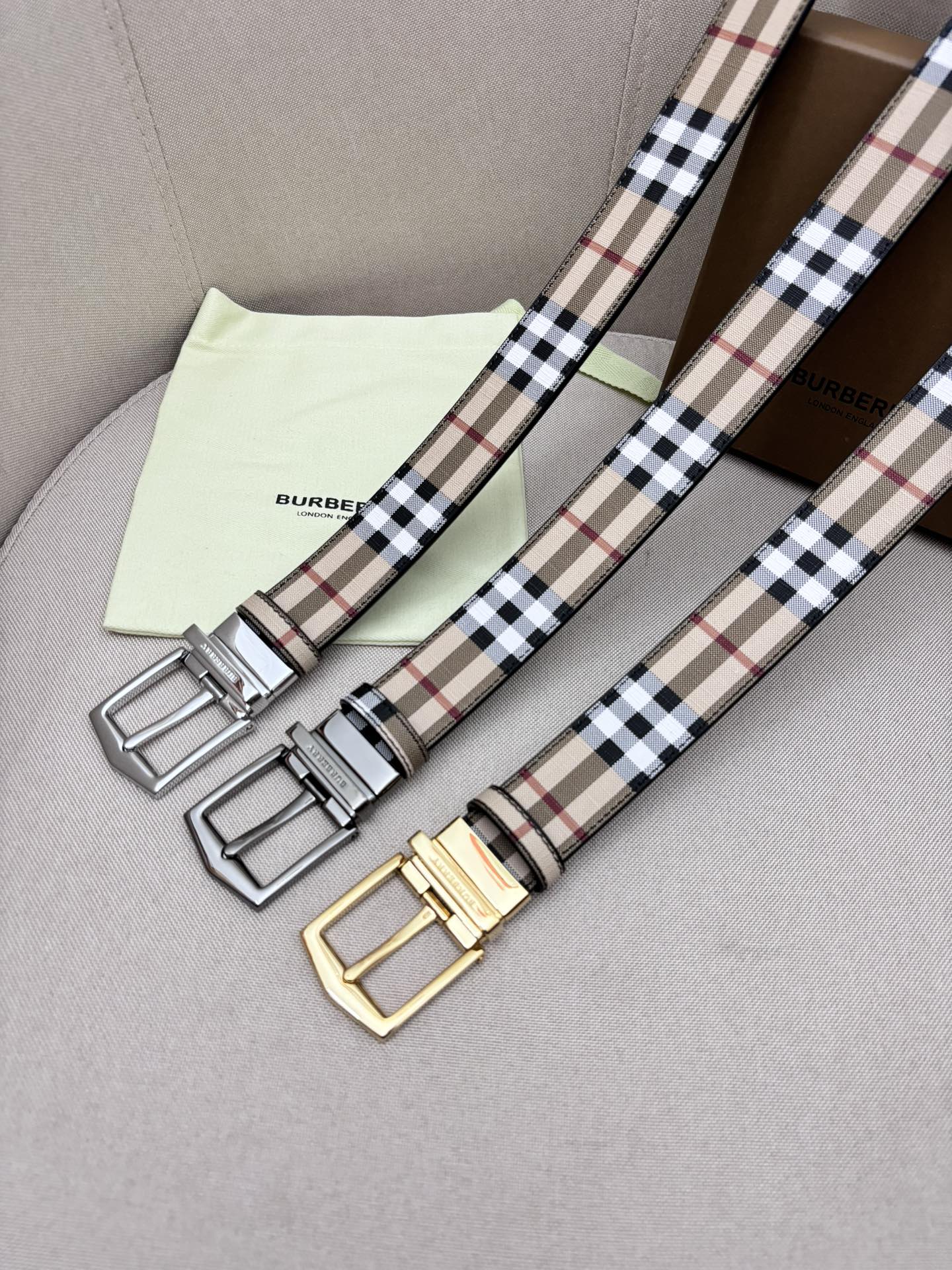 BURBERRY-巴宝莉！男士专柜对版金属扣头层牛皮双面外用腰带商务通勤休闲场合均适合佩戴3.5cm