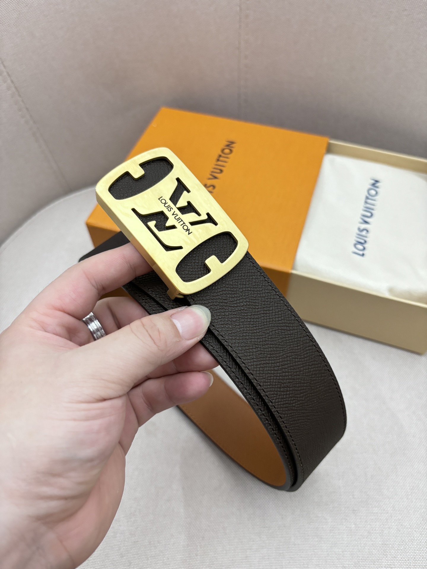 NO:138584,L0UIS VUITT0N (LV) Men's counter quality belt, width 40mm, quality buckle, double-sided imported cowhide design, soft leather, delicate and comfortable feel, belt, louis vuitton, cowhide19860909L0UIS VUITT0N（LV）男士专柜品质腰带 宽度40mm 配置精品扣 双面进口头层牛皮设计 皮质柔软 手感细腻舒适,皮带,louis vuitton,cowhide,Belt