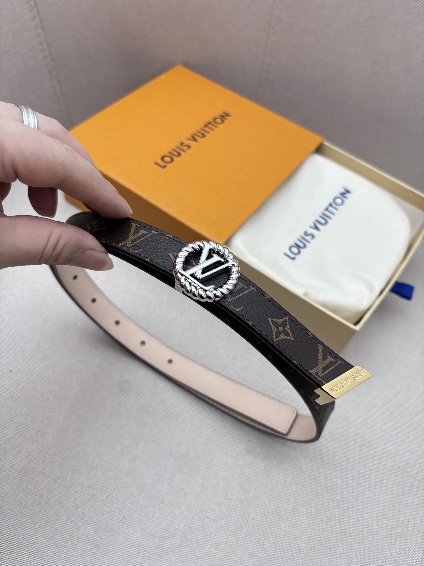 NO:138430,LV Louis Ms. Width 2.0CM Simple and generous Boutique hardware Double-sided imported leather Very good wearing effect. Best recommendation for gifts for self-use, belt, louis vuitton, louis vuitton19860909LV路易女士 宽度2.0CM 简单大方 精品五金 双面进口皮 佩戴效果非常不错 送礼自用最佳推荐,皮带,louis vuitton,louis vuitton,Belt