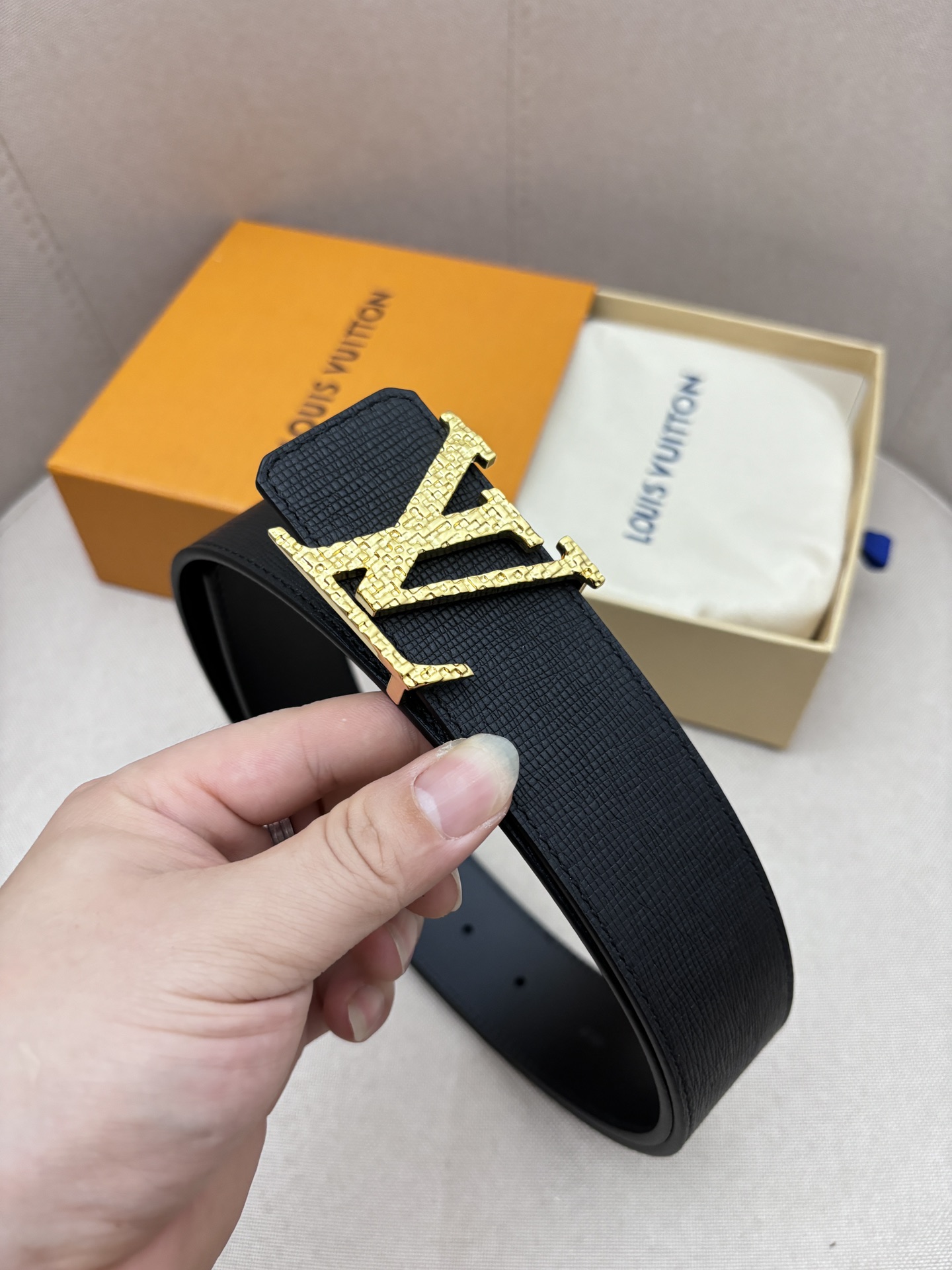 NO:138434,Double-sided use LV Louis Men's Width 4.0 CM Simple and elegant Boutique hardware Double-sided imported leather Very good wearing effect The best recommendation for gifts for self-use, belt, louis vuitton, louis vuitton19860909双面使用 LV路易男士 宽度4.0 CM 简单大方 精品五金 双面进口皮 佩戴效果非常不错 送礼自用最佳推荐,皮带,louis vuitton,louis vuitton,Belt