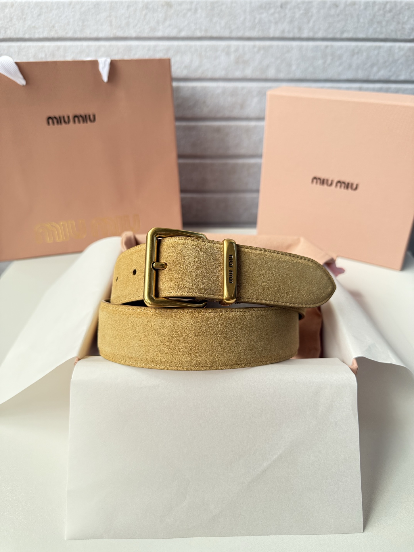 P-miumiu 高端女士皮带 宽度3.5cm 双面头层小牛皮材质，皮料柔软舒适背面原版钢印logo。精