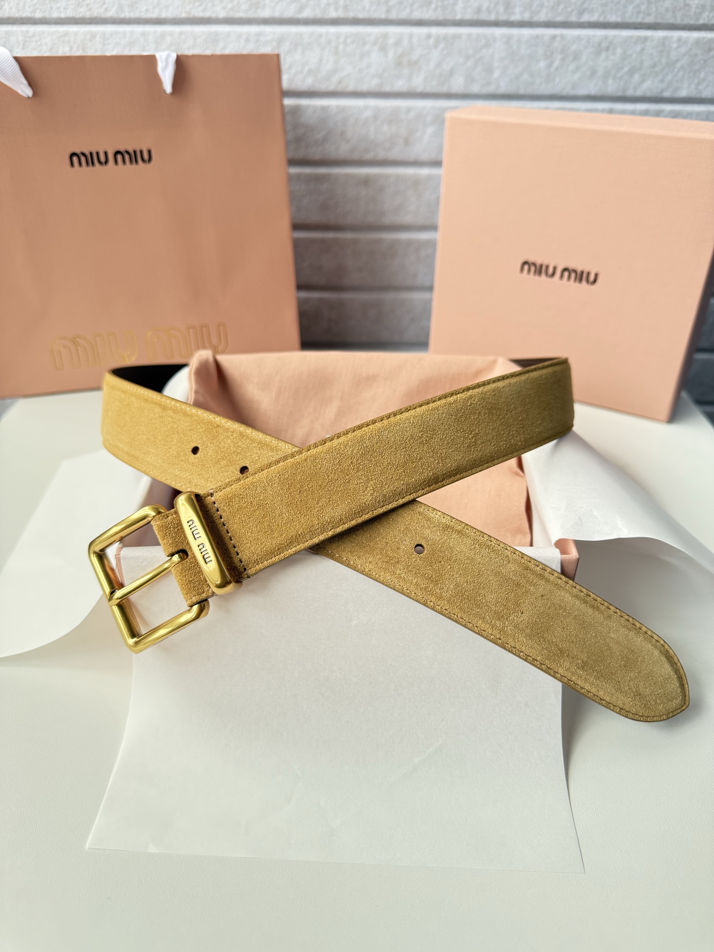 P-miumiu 高端女士皮带 宽度3.5cm 双面头层小牛皮材质，皮料柔软舒适背面原版钢印logo。精