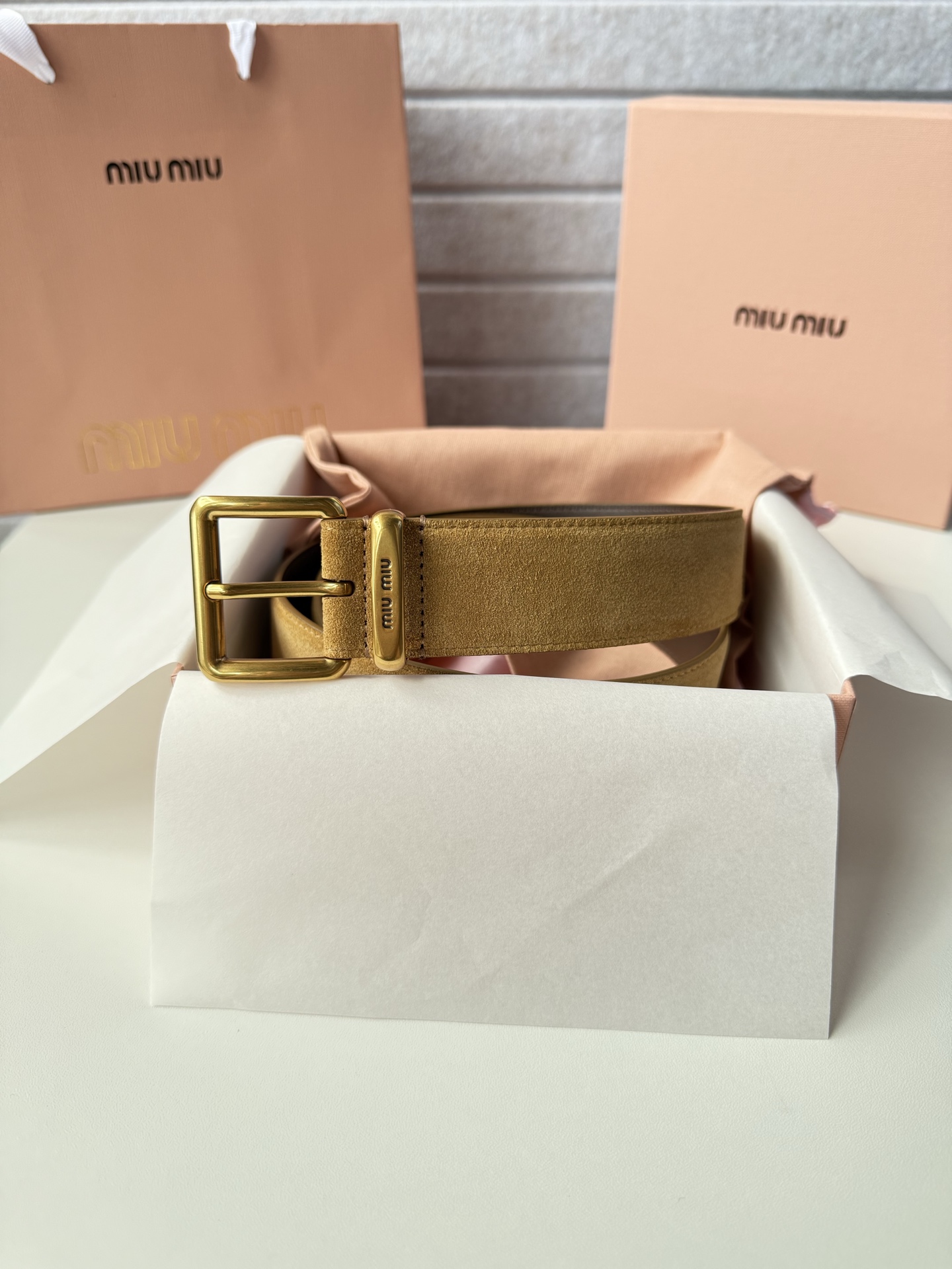 P-miumiu 高端女士皮带 宽度3.5cm 双面头层小牛皮材质，皮料柔软舒适背面原版钢印logo。精