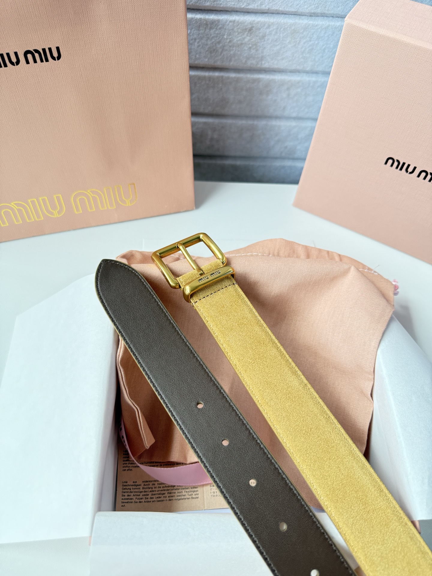 P-miumiu 高端女士皮带 宽度3.5cm 双面头层小牛皮材质，皮料柔软舒适背面原版钢印logo。精