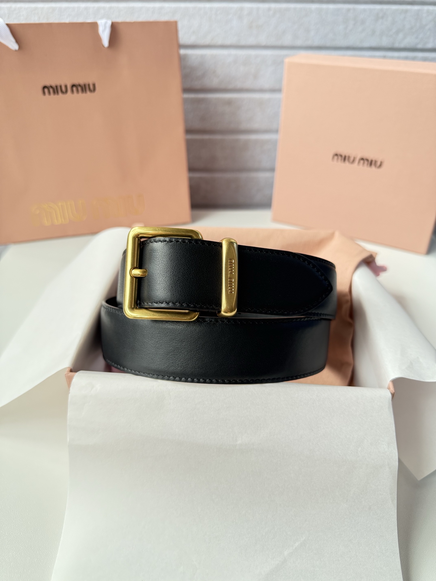 P-miumiu 高端女士皮带 宽度3.5cm 双面头层小牛皮材质，皮料柔软舒适背面原版钢印logo。精