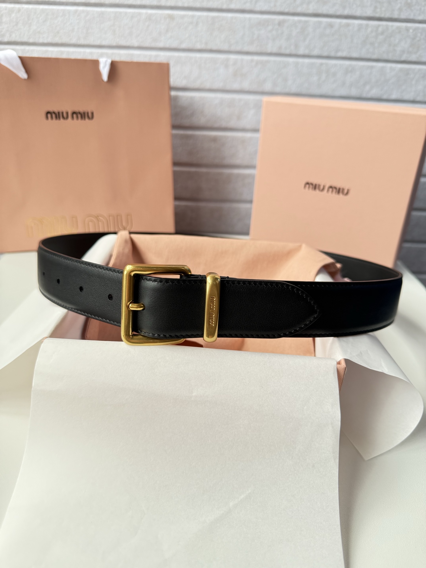 P-miumiu 高端女士皮带 宽度3.5cm 双面头层小牛皮材质，皮料柔软舒适背面原版钢印logo。精