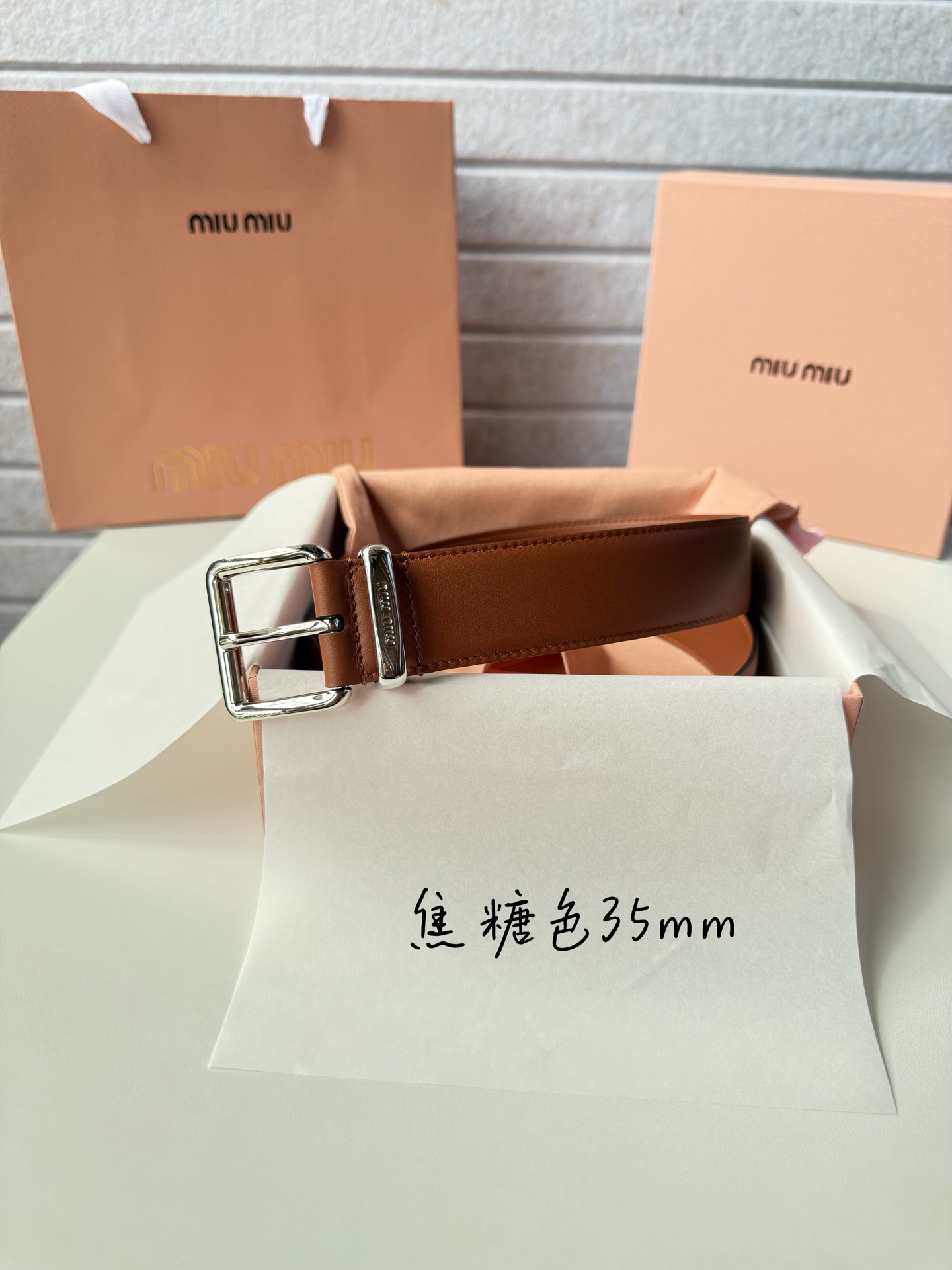 P-miumiu 高端女士皮带 宽度3.5cm 双面头层小牛皮材质，皮料柔软舒适背面原版钢印logo。精