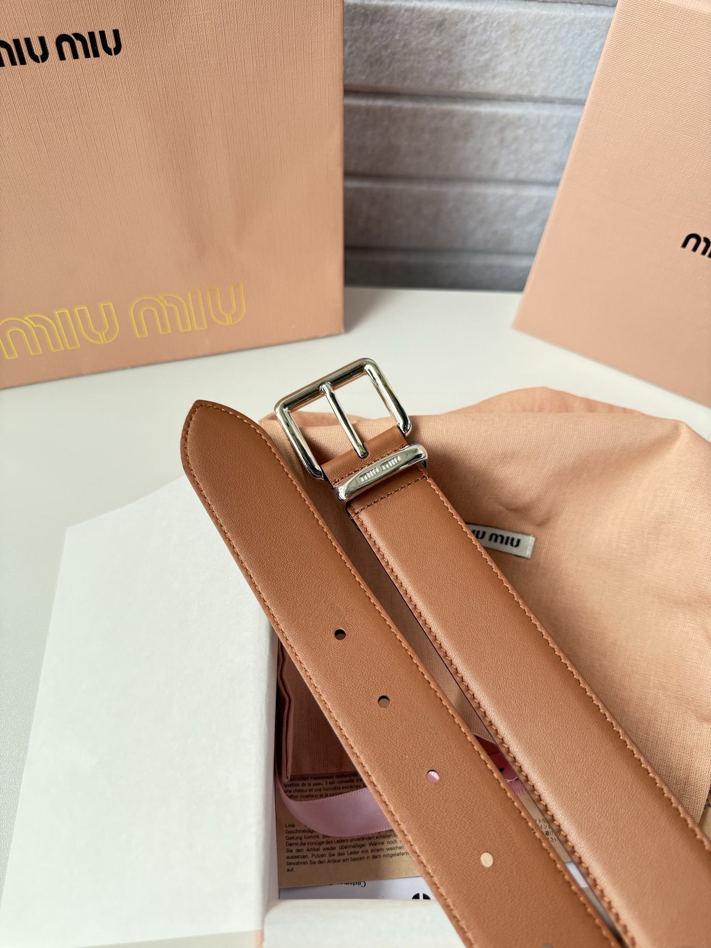 P-miumiu 高端女士皮带 宽度3.5cm 双面头层小牛皮材质，皮料柔软舒适背面原版钢印logo。精